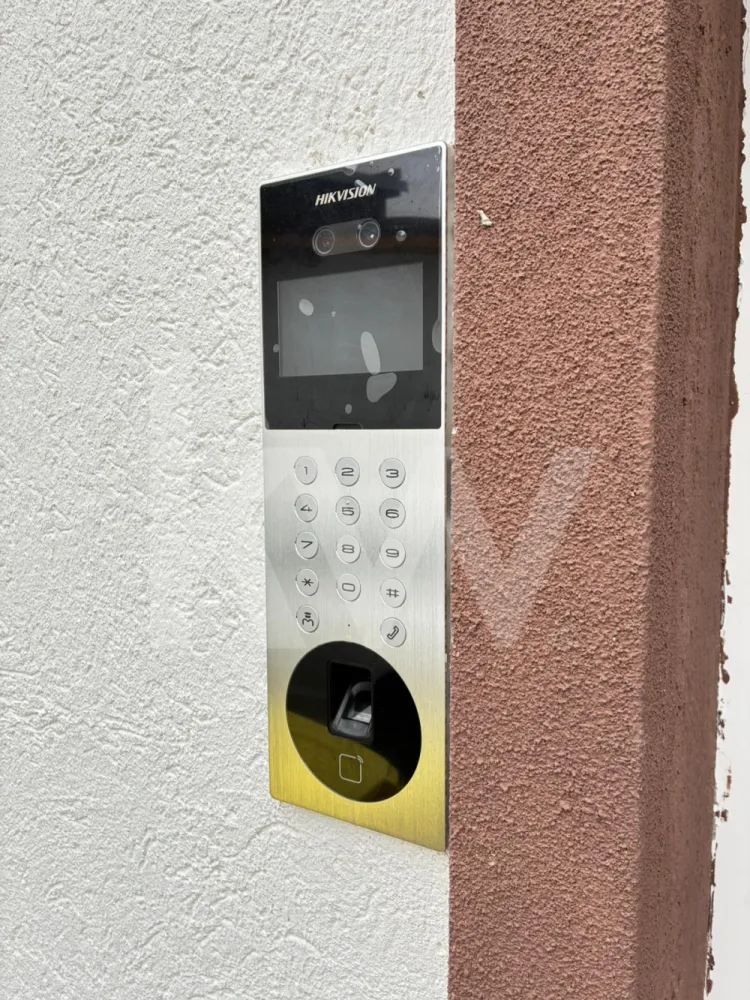 Apartament la casa zona Turnisor! -  Un ansamblu cochet, dar plin de suflet

Descoperă un colț aparte din oraș – un mic cartier rezidențial gândit pentru cei care nu caută doar o locuință, ci un acasă cu personalitate și căldură umană.

Garsonierele sunt compacte și eficiente, ideale pentru un stil de viață dinamic. Apartamentele cu 2 camere oferă echilibrul ideal între spațiu și funcționalitate. Cele cu 3 camere, în stil vilă, impresionează prin luminozitate, compartimentare practică și un design care te face să te simți „acasă” din prima clipă. Iar apartamentele cu 4 camere sunt spațioase și versatile – perfecte pentru familii care vor intimitate, dar și loc pentru conexiune.

 Fiecare locuință are un aer atipic – un design care iese din tiparele standard și creează emoție. Nu e doar un spațiu de locuit, ci un loc care îți dă o stare bună.

 Curtea comună e gândită ca o grădină de suflet: accesibilă doar rezidenților, ideală pentru relaxare, pentru ca cei mici să se joace în siguranță și pentru ca părinții să stea liniștiți.

 Ansamblul nu e doar un grup de locuințe, ci o comunitate mică și unită, unde vecinii se cunosc și copiii cresc frumos, în siguranță, într-un cartier liniștit, retras de agitație, dar bine conectat la oraș.

Un loc diferit. Mai cald. Mai sigur. Mai al tău.

