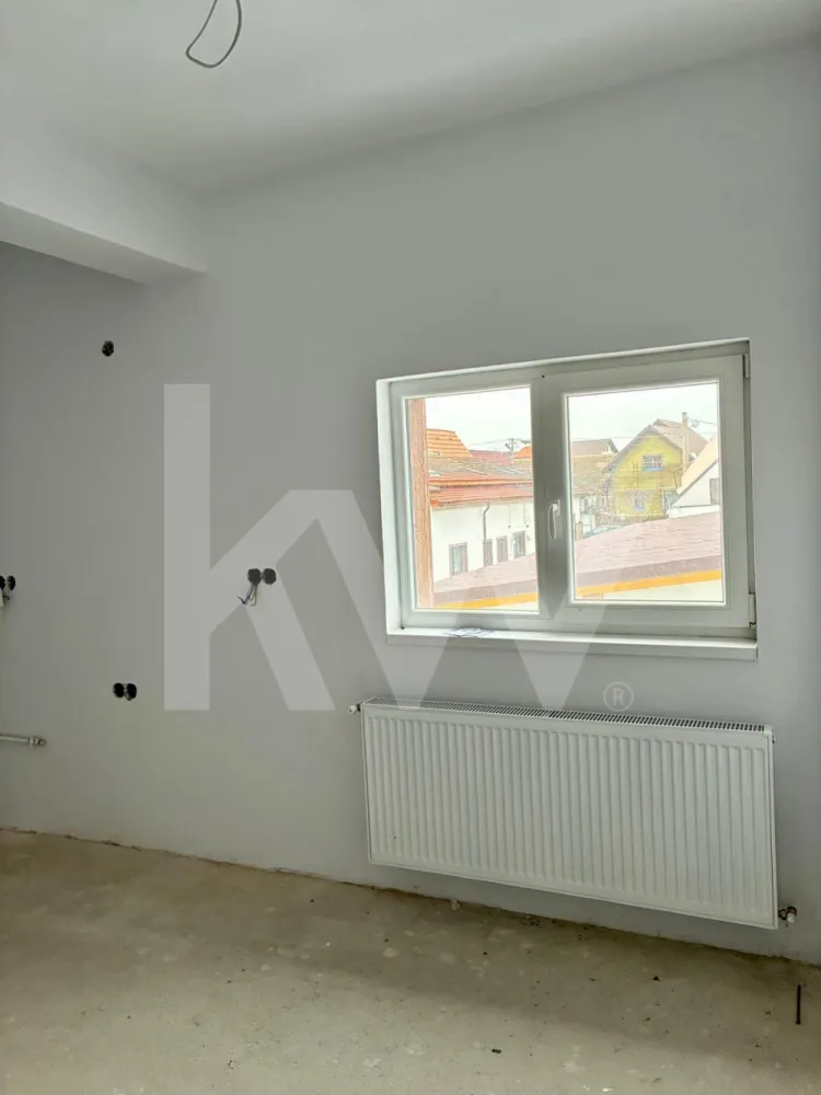 Apartament la casa zona Turnisor! -  Un ansamblu cochet, dar plin de suflet

Descoperă un colț aparte din oraș – un mic cartier rezidențial gândit pentru cei care nu caută doar o locuință, ci un acasă cu personalitate și căldură umană.

Garsonierele sunt compacte și eficiente, ideale pentru un stil de viață dinamic. Apartamentele cu 2 camere oferă echilibrul ideal între spațiu și funcționalitate. Cele cu 3 camere, în stil vilă, impresionează prin luminozitate, compartimentare practică și un design care te face să te simți „acasă” din prima clipă. Iar apartamentele cu 4 camere sunt spațioase și versatile – perfecte pentru familii care vor intimitate, dar și loc pentru conexiune.

 Fiecare locuință are un aer atipic – un design care iese din tiparele standard și creează emoție. Nu e doar un spațiu de locuit, ci un loc care îți dă o stare bună.

 Curtea comună e gândită ca o grădină de suflet: accesibilă doar rezidenților, ideală pentru relaxare, pentru ca cei mici să se joace în siguranță și pentru ca părinții să stea liniștiți.

 Ansamblul nu e doar un grup de locuințe, ci o comunitate mică și unită, unde vecinii se cunosc și copiii cresc frumos, în siguranță, într-un cartier liniștit, retras de agitație, dar bine conectat la oraș.

Un loc diferit. Mai cald. Mai sigur. Mai al tău.


