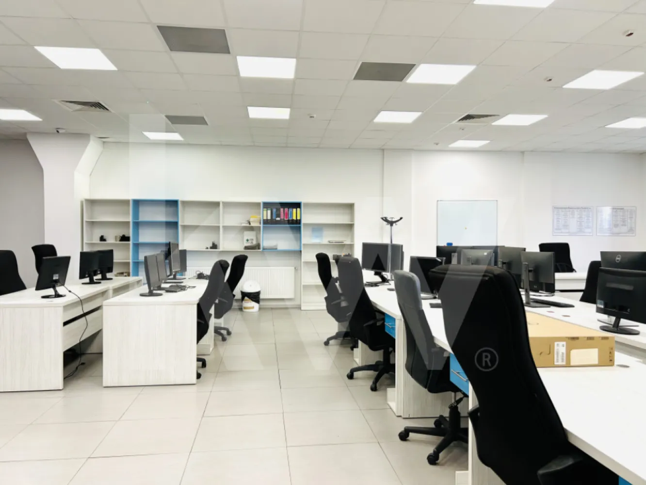 Spațiu birouri de închiriat/all inclusive/priveliște panoramică/etaj lV+etaj V - Se oferă spre închiriere un spațiu de birouri generos, cu o suprafață totală de 726.6 mp(etaj 4+ etaj 5), situat într-o clădire renovată, cu poziționare excelentă pe malul Cibinului, în Sibiu. Spațiul este amplasat într-o zonă centrală, ușor accesibilă, cu infrastructură modernă și acces rapid către centrul orașului, autostradă și mijloace de transport în comun.

Configurație:
Suprafață utilă pentru etajul lV :  147,20mp
Suprafață utilă pentru etajul V :  579,40 mp
Grupuri sanitare moderne
Zonă amenajată pentru pauze sau chicinetă

Am inclus planurile pentru o vizualizare mai clară a compartimentării spațiului. Este disponibil imediat și se pretează pentru firme din domenii precum IT, consultanță, marketing, contabilitate, arhitectură sau training. 

Clădirea este complet renovată, dispune de lift funcțional, lift de marfă, acces pe scară largă și posibilitate de locuri de parcare. 

Comision 0%.

Este alegerea potrivită pentru companiile care caută un sediu stabil, cu costuri lunare optimizate, accesibilitate excelentă și un mediu de lucru profesionist și confortabil.
