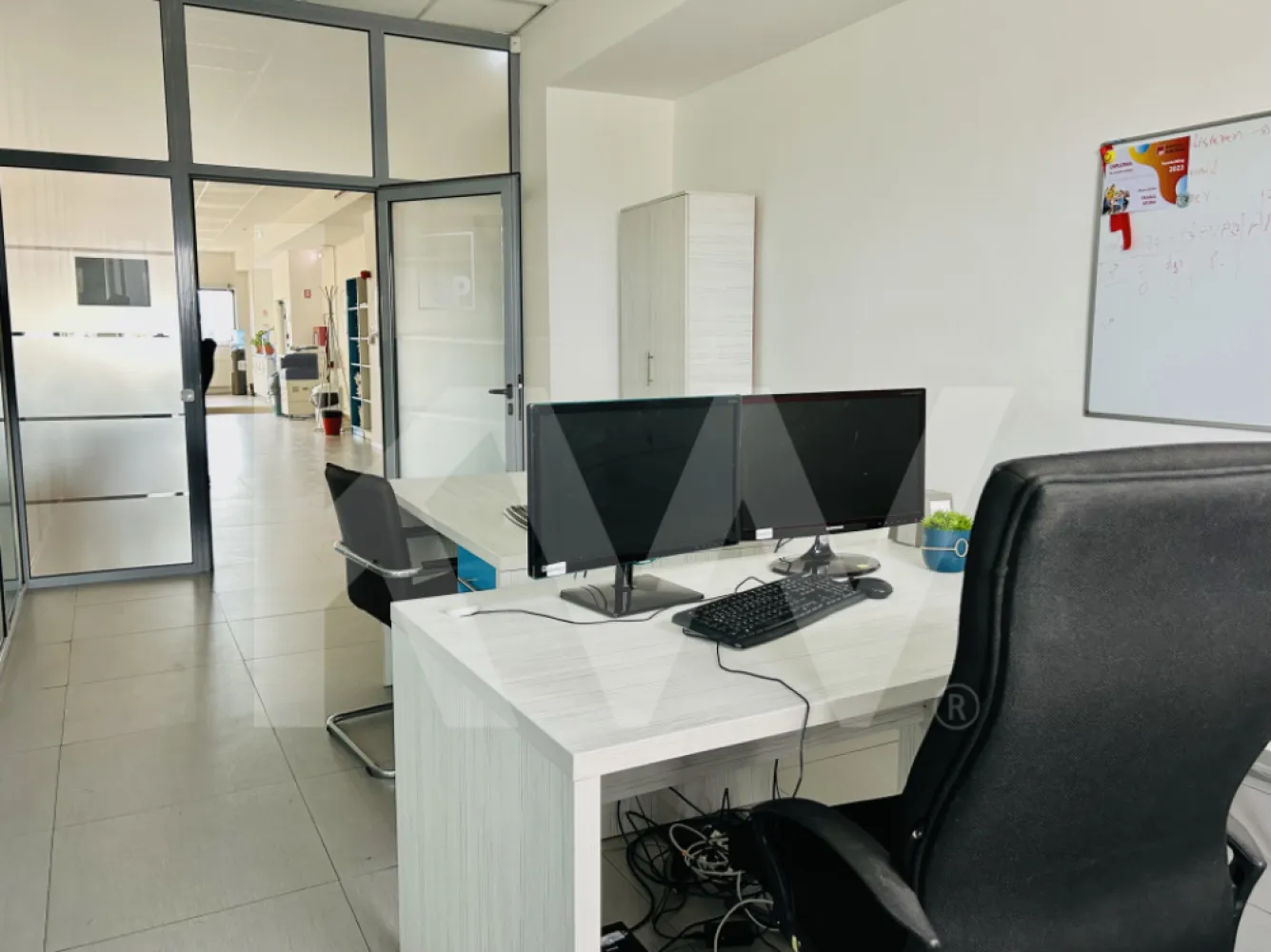 Spațiu birouri de închiriat/all inclusive/priveliște panoramică/etaj lV+etaj V - Se oferă spre închiriere un spațiu de birouri generos, cu o suprafață totală de 726.6 mp(etaj 4+ etaj 5), situat într-o clădire renovată, cu poziționare excelentă pe malul Cibinului, în Sibiu. Spațiul este amplasat într-o zonă centrală, ușor accesibilă, cu infrastructură modernă și acces rapid către centrul orașului, autostradă și mijloace de transport în comun.

Configurație:
Suprafață utilă pentru etajul lV :  147,20mp
Suprafață utilă pentru etajul V :  579,40 mp
Grupuri sanitare moderne
Zonă amenajată pentru pauze sau chicinetă

Am inclus planurile pentru o vizualizare mai clară a compartimentării spațiului. Este disponibil imediat și se pretează pentru firme din domenii precum IT, consultanță, marketing, contabilitate, arhitectură sau training. 

Clădirea este complet renovată, dispune de lift funcțional, lift de marfă, acces pe scară largă și posibilitate de locuri de parcare. 

Comision 0%.

Este alegerea potrivită pentru companiile care caută un sediu stabil, cu costuri lunare optimizate, accesibilitate excelentă și un mediu de lucru profesionist și confortabil.
