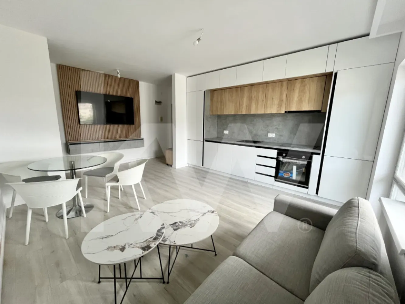 Apartament 3 camere - 61 mp - Doamna Stanca - Ți-ar plăcea să locuieșți la câțiva pași de Shopping City Mall?
Dacă răspunsul tău e "DA!", îți propunem un apartament situat într-un nou ansamblu rezidențial de pe str. Doamna Stanca, la limita teritorială cu orașul Sibiu, unde se regăsesc magazine, școală, grădiniță, stație de autobuz, piață, etc. 

Imobilul are o suprafață utilă de 61,2 mp utili + balcon 7,8 mp și este compartimentat astfel:
- living
- bucătărie 
- 2 dormitoare
- 1 baie
- balcon 7,8 mp utilli
- loc de parcare ( inclus în preț ).

Predarea este LA ALB
- Tamplarie PVC 7 camere– 3 foi sticla
- Usa metalica intrare apartament
- Tencuit var-ciment, 2 maini de glet si 1 mana de lavabila alba
- Centrala BOSCH in condensare 5 ani garantie
- Incalzire in pardoseala
- Balcon placat cu gresie
- Corp iluminat balcon
- Balustrada sticla balcon
- 1 loc de parcare inclus
- Casa scarii la cheie, balustrada inox
- Interfon

Se acceptă plata atât din surse proprii cât și cu ajutorul unui credit bancar cu avans minim de 15%.
POZELE SUNT CU TITLU DE PREZENTARE DINTR-UN  APARTAMENT VÂNDUT.

Pentru mai multe detalii și vizionări, ne puteți contacta la numărul de telefon afișat!
