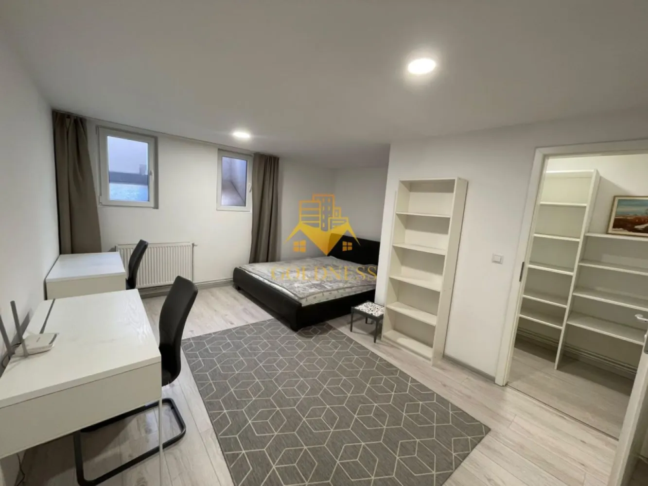 2 Camere Openspace, Demisol, Parcare,Zona decebal,Traian,Horea - GOLDNESS Imobiliare vă propune spre închiriere un apartament cu 2 camere complet mobilat și utilat, la demisolul unui imobil intr-o zona semicentrala.
Parcare inclusa!
Se află în apropierea stațiilor de transport în comun, magazine, restaurante, spații verzi, farmacii, etc. 

Apartamentul este compartimentat astfel:
 - dormitor cu pat matrimonial, dressing, noptiere
 - living cu bucatarie open space complet utilată și mobilată, canapea extensibilă, loc de servit masa 
 - baie cu cabina de dus, port prosop.

Imobilul este dotat cu toate cele necesare- centrală proprie, frigider, aragaz, hotă, mașină de spălat haine, etc. 

Dacă sunteți interesați de acest apartament și doriți să îl vizionați, dar și pentru alte oferte nu ezitați să ne contactați telefonic sau prin e-mail. Vă stăm la dispoziție!
Pentru intermediere se percepe un comision de 50% din prețul chiriei!