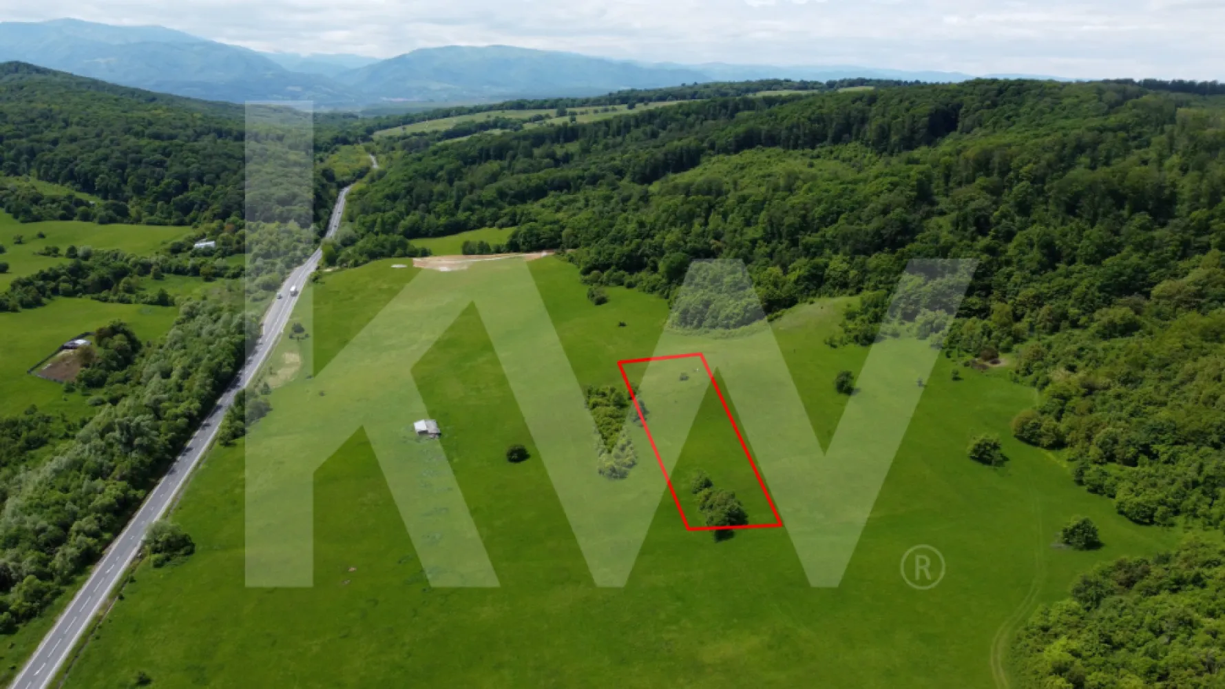 Teren de vânzare – 4.000 mp la intrare in Bradu, județul Sibiu - Teren de vânzare – 4000 mp la intrare in Bradu, județul Sibiu
Ideal pentru investiție, recreere sau dezvoltare agro-turistică

O oportunitate de investitie în inima naturii: un teren generos de 8.300 mp situat în extravilanul orașului Avrig, în județul Sibiu, perfect pentru cei care doresc o investiție cu potențial de dezvoltare sau un refugiu natural în proximitatea munților Făgăraș.

Detalii esențiale:
Suprafață totală: 8.300 mp, se poate dezmembrat în doua parcele de 4000 respectiv 4300
Localizare: Intrare în Bradu, județul Sibiu – într-o zonă liniștită, cu acces facil
Teren neîmprejmuit, cu formă regulată și accesibilitate optimă

Avantaje și potențial:
Cadru natural deosebit, la poalele munților Făgăraș, aproape de pădure și ape naturale.

Ideal pentru activități agricole, ferme ecologice, dezvoltări agro-turistice, glamping sau case de vacanță
Posibilitate de parcelare și valorificare ulterioară în loturi mai mici
Acces rapid spre DN1 și spre orașele Sibiu, Făgăraș și Brașov
Zonă în dezvoltare, cu interes crescut din partea investitorilor

De ce să alegi acest teren:
Terenurile în apropiere de Avrig sunt tot mai căutate pentru proiecte de recreere, agricultură sustenabilă sau construcții în regim individual

Investiție sigură într-o zonă cu peisaje frumoase și aer curat, la doar 25-30 de minute de Sibiu

Posibilitate de integrare într-un proiect mai amplu – ideal și pentru investitori
