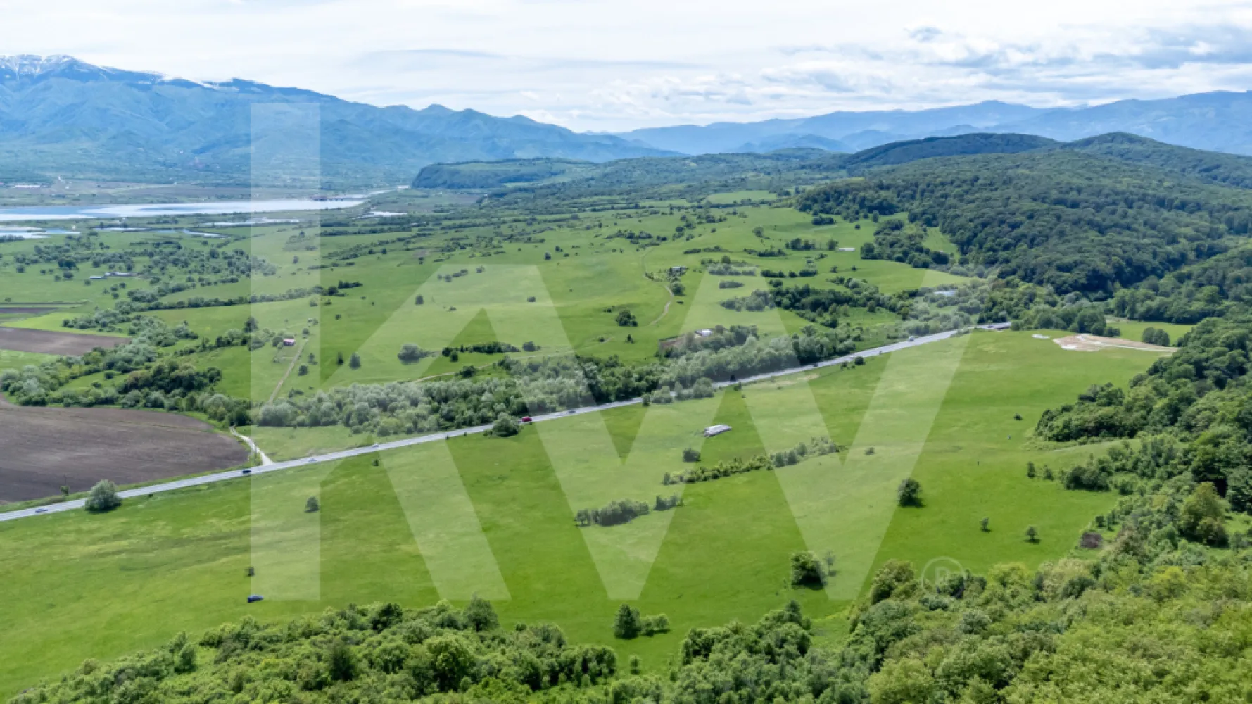 Teren de vânzare – 4.000 mp la intrare in Bradu, județul Sibiu - Teren de vânzare – 4000 mp la intrare in Bradu, județul Sibiu
Ideal pentru investiție, recreere sau dezvoltare agro-turistică

O oportunitate de investitie în inima naturii: un teren generos de 8.300 mp situat în extravilanul orașului Avrig, în județul Sibiu, perfect pentru cei care doresc o investiție cu potențial de dezvoltare sau un refugiu natural în proximitatea munților Făgăraș.

Detalii esențiale:
Suprafață totală: 8.300 mp, se poate dezmembrat în doua parcele de 4000 respectiv 4300
Localizare: Intrare în Bradu, județul Sibiu – într-o zonă liniștită, cu acces facil
Teren neîmprejmuit, cu formă regulată și accesibilitate optimă

Avantaje și potențial:
Cadru natural deosebit, la poalele munților Făgăraș, aproape de pădure și ape naturale.

Ideal pentru activități agricole, ferme ecologice, dezvoltări agro-turistice, glamping sau case de vacanță
Posibilitate de parcelare și valorificare ulterioară în loturi mai mici
Acces rapid spre DN1 și spre orașele Sibiu, Făgăraș și Brașov
Zonă în dezvoltare, cu interes crescut din partea investitorilor

De ce să alegi acest teren:
Terenurile în apropiere de Avrig sunt tot mai căutate pentru proiecte de recreere, agricultură sustenabilă sau construcții în regim individual

Investiție sigură într-o zonă cu peisaje frumoase și aer curat, la doar 25-30 de minute de Sibiu

Posibilitate de integrare într-un proiect mai amplu – ideal și pentru investitori
