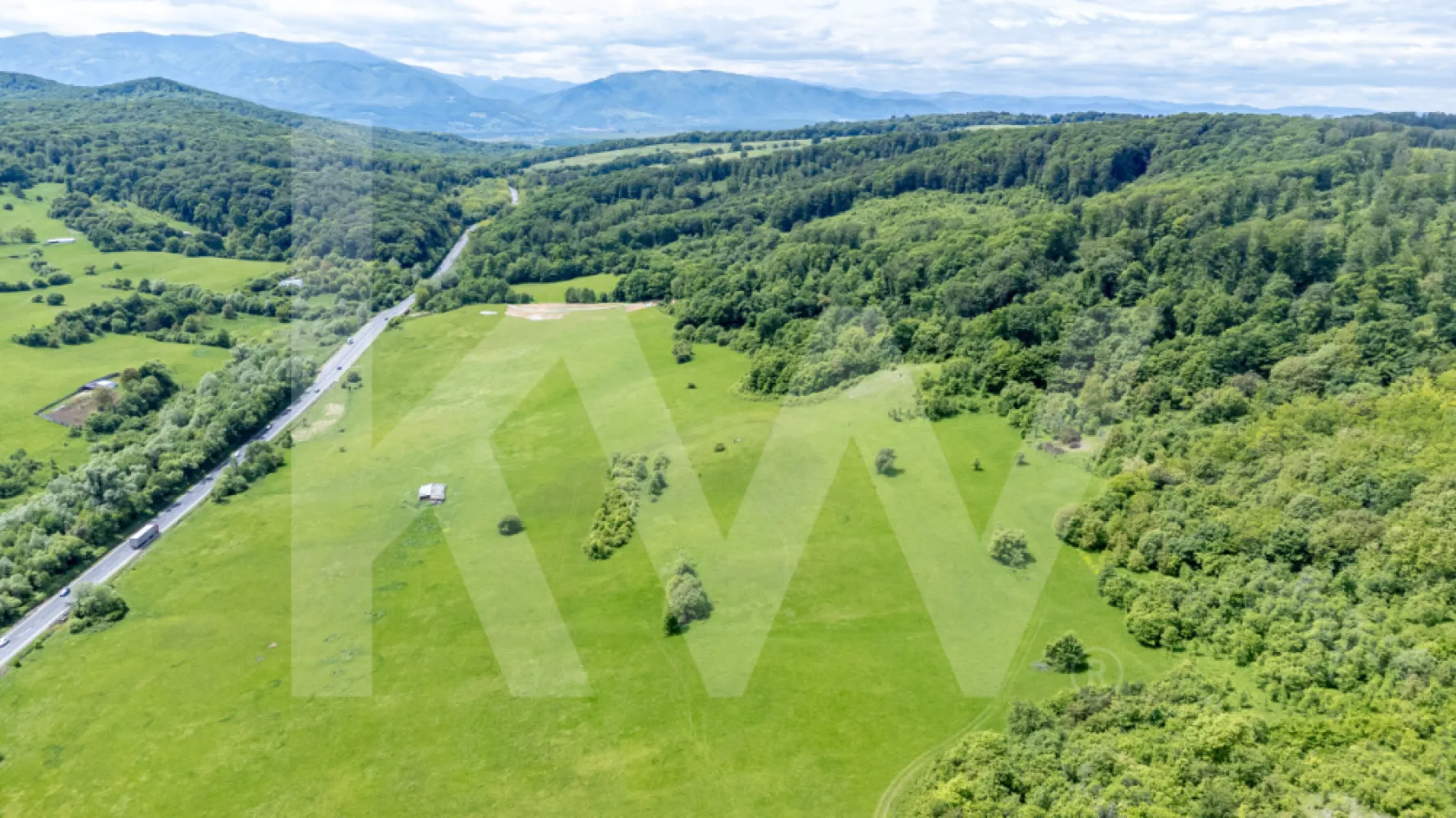 Teren de vânzare – 4.000 mp la intrare in Bradu, județul Sibiu - Teren de vânzare – 4000 mp la intrare in Bradu, județul Sibiu
Ideal pentru investiție, recreere sau dezvoltare agro-turistică

O oportunitate de investitie în inima naturii: un teren generos de 8.300 mp situat în extravilanul orașului Avrig, în județul Sibiu, perfect pentru cei care doresc o investiție cu potențial de dezvoltare sau un refugiu natural în proximitatea munților Făgăraș.

Detalii esențiale:
Suprafață totală: 8.300 mp, se poate dezmembrat în doua parcele de 4000 respectiv 4300
Localizare: Intrare în Bradu, județul Sibiu – într-o zonă liniștită, cu acces facil
Teren neîmprejmuit, cu formă regulată și accesibilitate optimă

Avantaje și potențial:
Cadru natural deosebit, la poalele munților Făgăraș, aproape de pădure și ape naturale.

Ideal pentru activități agricole, ferme ecologice, dezvoltări agro-turistice, glamping sau case de vacanță
Posibilitate de parcelare și valorificare ulterioară în loturi mai mici
Acces rapid spre DN1 și spre orașele Sibiu, Făgăraș și Brașov
Zonă în dezvoltare, cu interes crescut din partea investitorilor

De ce să alegi acest teren:
Terenurile în apropiere de Avrig sunt tot mai căutate pentru proiecte de recreere, agricultură sustenabilă sau construcții în regim individual

Investiție sigură într-o zonă cu peisaje frumoase și aer curat, la doar 25-30 de minute de Sibiu

Posibilitate de integrare într-un proiect mai amplu – ideal și pentru investitori
