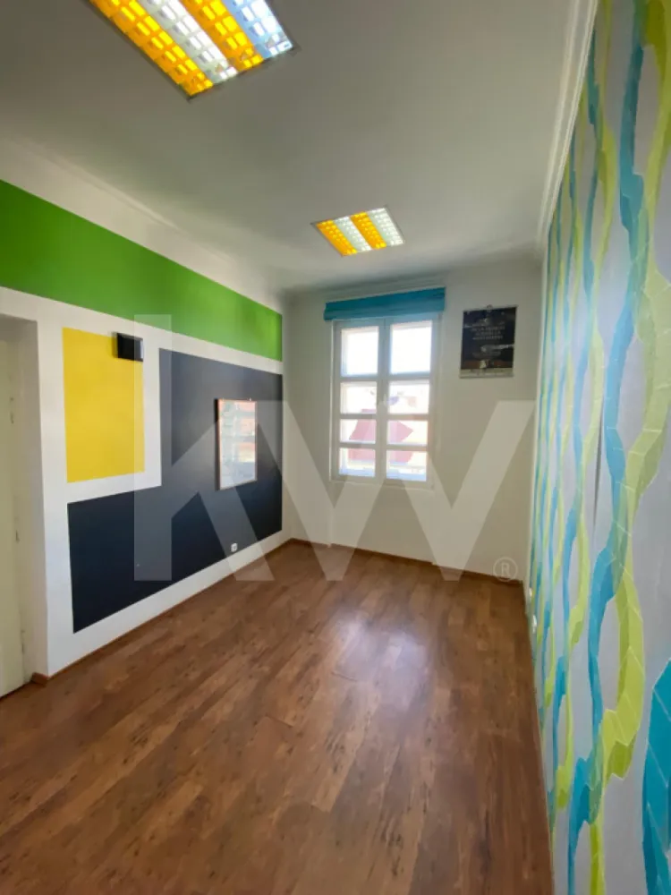 Spatiu Comercial de inchiriat – Centrul Istoric Sibiu - Descopera un spatiu cu personalitate, amplasat in inima Centrului Istoric al Sibiului, intr-o zona plina de viata si istorie.

Situat la etajul 2 al unei cladiri din 1900, renovata in 2020, acest spatiu comercial de 102 mp ofera echilibrul perfect intre caracterul clasic al unei cladiri istorice si confortul modern. Cele 4 camere luminoase si baia spatioasa se preteaza excelent pentru activitati diverse, precum birouri, cabinete medicale, salon de frumusete sau spa, magazin de proximitate, florarie, showroom, firma de servicii, consultanta, IT sau contabilitate.

 Detalii care conteaza:
	•	Constructie solida din caramida, cu finisaje de calitate: parchet, gresie, vopsea lavabila si faianta
	•	Geamuri mari din PVC si lemn cu termopan, pentru lumina naturala pe tot parcursul zilei
	•	Incalzire prin soba de teracota, care pastreaza atmosfera calda si autentica a spatiului
	•	Utilitati complete: curent, gaz, apa, canalizare, internet prin fibra optica

Vlad Suciu – Keller Williams Sibiu
