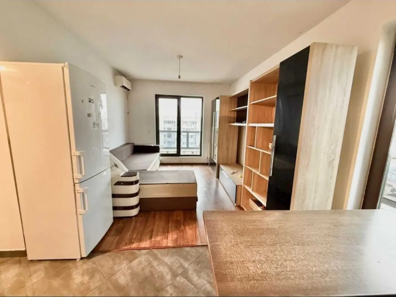 Ap. 2 camere zona Militari Residence Tineretului 37C - Bine ati venit intr-o oaza de confort și rafinament în inima cartierului Militari Residence! Aceasta proprietate îți oferă o oportunitate unică de a locui într-un spațiu elegant, perfect adaptat pentru nevoile tale. Detalii Cheie: Locație Ideală: Situat în cartierul Militari Residence, acest apartament oferă acces facil la toate facilitățile urbane, incluzând magazine, restaurante, parcuri și centre de învățământ. Design Modern: Cu finisaje de înaltă calitate, acest apartament emană eleganță și confort. Spațiile luminoase și bine iluminate se îmbină perfect pentru a crea un ambient primitor și relaxant. 2 Camere spațioase: Cu două camere generoase, acest apartament este potrivit pentru cupluri sau familii mici în căutarea unei locuințe confortabile și practică. Balcon Privat: Beneficiază de un balcon privat, unde poți savura o cafea în timp ce te bucuri de aerul proaspăt și de priveliștea încântătoare a cartierului. Facilități Suplimentare: Parcare Asigurată: poti beneficia contra-cost de loc de parcare privat, oferindu-ți comoditate și siguranță pentru mașină. Securitate 24/7: Militari Residence este un cartier sigur, astfel încât să te poți bucura de liniște și pace în fiecare zi. Acces Rapid la Transport Public: Cu acces ușor la mijloacele de transport în comun, te vei bucura de conexiuni rapide către orice destinație din București. Nu rata ocazia de a locui într-un apartament ce oferă combinația perfectă între confort, stil și funcționalitate. Contactează-ne astăzi pentru a programa o vizionare și a începe o nouă etapă a vieții tale într-o locuință de vis!