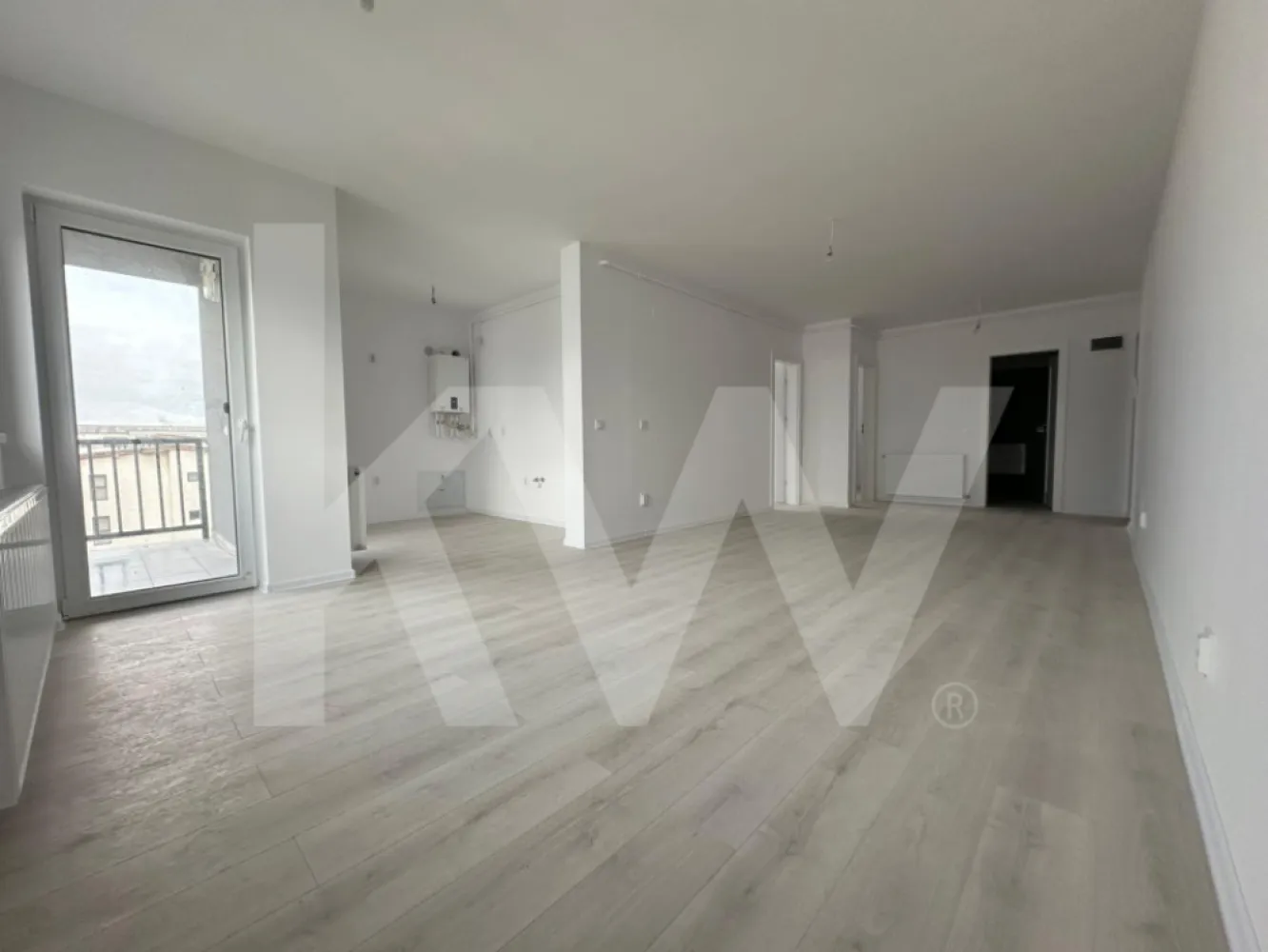 Apartament -3 camere -Intabulat - Doamna Stanca- zona mall Selimbar - Apartamentul are 3 camere, amenajate pe o suprafață utilă de 65,45 mp + un balcon cu suprafața de 3,6 mp.

În componența acestui apartament intră spațiu comun living și bucătărie cu suprafața de 37 mp, un birou de 10,1 mp, un dormitor de 12,1 mp și o baie cu suprafața de 6,6 mp.
 Apartamentul va fi livrat la stadiul de la cheie, dotat cu centrală proprie de apartament în condensație și branșat individual la toate utilitățile orașului, și cu posibilitatea finisării la cheie.

Tâmplăria PVC folosită în cadrul proiectului va fi Salamander 6 camere de culoare gri la exterior și alb la interior.

Proprietatea beneficiază de:

- finisaje premium
- tâmplărie din profil PVC (6 camere) cu geam termopan, 3 foi de sticlă
- ușă metalică de intrare în apartament
- casa scării finisată la cheie
- parcarea amenajată cu dale din beton
- instalație de încălzire, cu centrală și calorifere din oțel
- racorduri apă-canal în baie și bucătărie
- racord de gaz metan la bucătărie pentru centrala și mașina de gătit
- instalație electrică interioară
- șapă
- pereți exteriori din zidărie de cărămidă, de 25 cm grosime
- izolație termică cu polistiren de 10 cm, la pereți exteriori
- tencuieli mecanizate la pereți interiori
- pereți despărțitori din cărămidă
- tavane tencuite
- instalații de contorizare pentru gaz, curent electric și apă rece, inclusiv branșamentele
- loc de parcare inclus.


Blocul are 6 etaje și beneficiază de lift. Poziția este una foarte cerută pe piața imobiliară din Sibiu.
 TVA INCLUS - FINISAT LA CHEIE - comision 0%
Suna si programeaz o vizionare!
