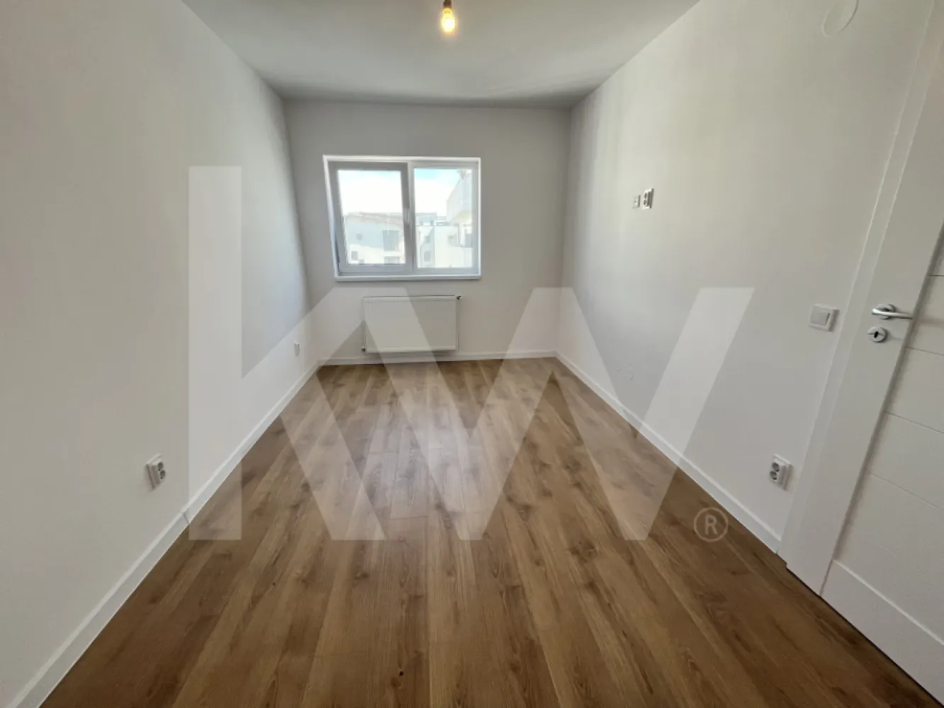 Apartament -3 camere -Intabulat - Doamna Stanca- zona mall Selimbar - Apartamentul are 3 camere, amenajate pe o suprafață utilă de 65,45 mp + un balcon cu suprafața de 3,6 mp.

În componența acestui apartament intră spațiu comun living și bucătărie cu suprafața de 37 mp, un birou de 10,1 mp, un dormitor de 12,1 mp și o baie cu suprafața de 6,6 mp.
 Apartamentul va fi livrat la stadiul de la cheie, dotat cu centrală proprie de apartament în condensație și branșat individual la toate utilitățile orașului, și cu posibilitatea finisării la cheie.

Tâmplăria PVC folosită în cadrul proiectului va fi Salamander 6 camere de culoare gri la exterior și alb la interior.

Proprietatea beneficiază de:

- finisaje premium
- tâmplărie din profil PVC (6 camere) cu geam termopan, 3 foi de sticlă
- ușă metalică de intrare în apartament
- casa scării finisată la cheie
- parcarea amenajată cu dale din beton
- instalație de încălzire, cu centrală și calorifere din oțel
- racorduri apă-canal în baie și bucătărie
- racord de gaz metan la bucătărie pentru centrala și mașina de gătit
- instalație electrică interioară
- șapă
- pereți exteriori din zidărie de cărămidă, de 25 cm grosime
- izolație termică cu polistiren de 10 cm, la pereți exteriori
- tencuieli mecanizate la pereți interiori
- pereți despărțitori din cărămidă
- tavane tencuite
- instalații de contorizare pentru gaz, curent electric și apă rece, inclusiv branșamentele
- loc de parcare inclus.


Blocul are 6 etaje și beneficiază de lift. Poziția este una foarte cerută pe piața imobiliară din Sibiu.
 TVA INCLUS - FINISAT LA CHEIE - comision 0%
Suna si programeaz o vizionare!
