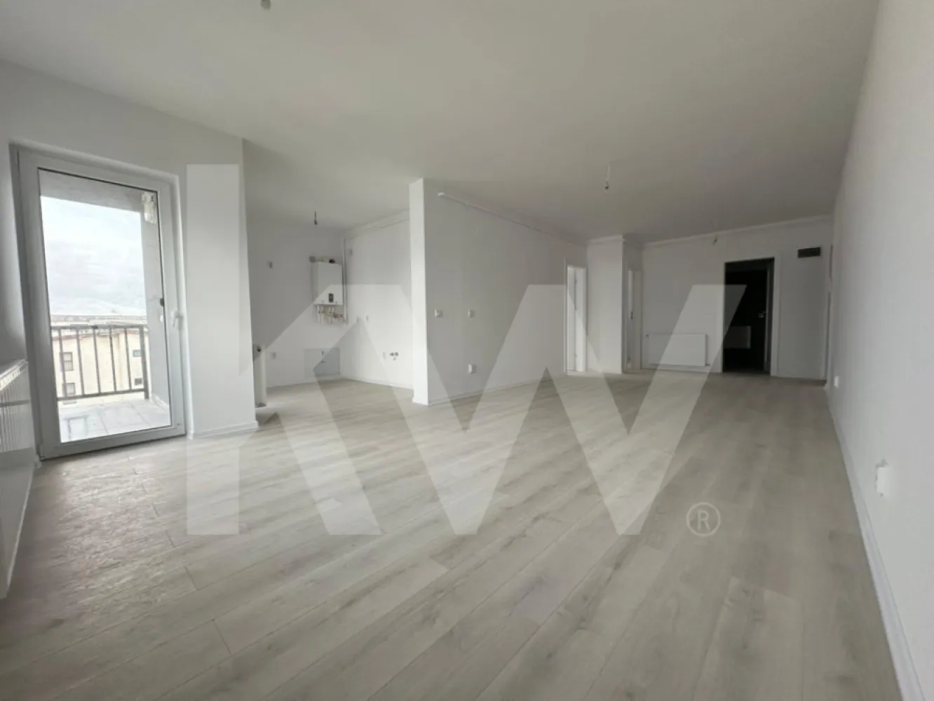 Apartament -3 camere -Intabulat - Doamna Stanca- zona mall Selimbar - Apartamentul are 3 camere, amenajate pe o suprafață utilă de 65,45 mp + un balcon cu suprafața de 3,6 mp.

În componența acestui apartament intră spațiu comun living și bucătărie cu suprafața de 37 mp, un birou de 10,1 mp, un dormitor de 12,1 mp și o baie cu suprafața de 6,6 mp.
 Apartamentul va fi livrat la stadiul de la cheie, dotat cu centrală proprie de apartament în condensație și branșat individual la toate utilitățile orașului, și cu posibilitatea finisării la cheie.

Tâmplăria PVC folosită în cadrul proiectului va fi Salamander 6 camere de culoare gri la exterior și alb la interior.

Proprietatea beneficiază de:

- finisaje premium
- tâmplărie din profil PVC (6 camere) cu geam termopan, 3 foi de sticlă
- ușă metalică de intrare în apartament
- casa scării finisată la cheie
- parcarea amenajată cu dale din beton
- instalație de încălzire, cu centrală și calorifere din oțel
- racorduri apă-canal în baie și bucătărie
- racord de gaz metan la bucătărie pentru centrala și mașina de gătit
- instalație electrică interioară
- șapă
- pereți exteriori din zidărie de cărămidă, de 25 cm grosime
- izolație termică cu polistiren de 10 cm, la pereți exteriori
- tencuieli mecanizate la pereți interiori
- pereți despărțitori din cărămidă
- tavane tencuite
- instalații de contorizare pentru gaz, curent electric și apă rece, inclusiv branșamentele
- loc de parcare inclus.


Blocul are 6 etaje și beneficiază de lift. Poziția este una foarte cerută pe piața imobiliară din Sibiu.
 TVA INCLUS - FINISAT LA CHEIE - comision 0%
Suna si programeaz o vizionare!
