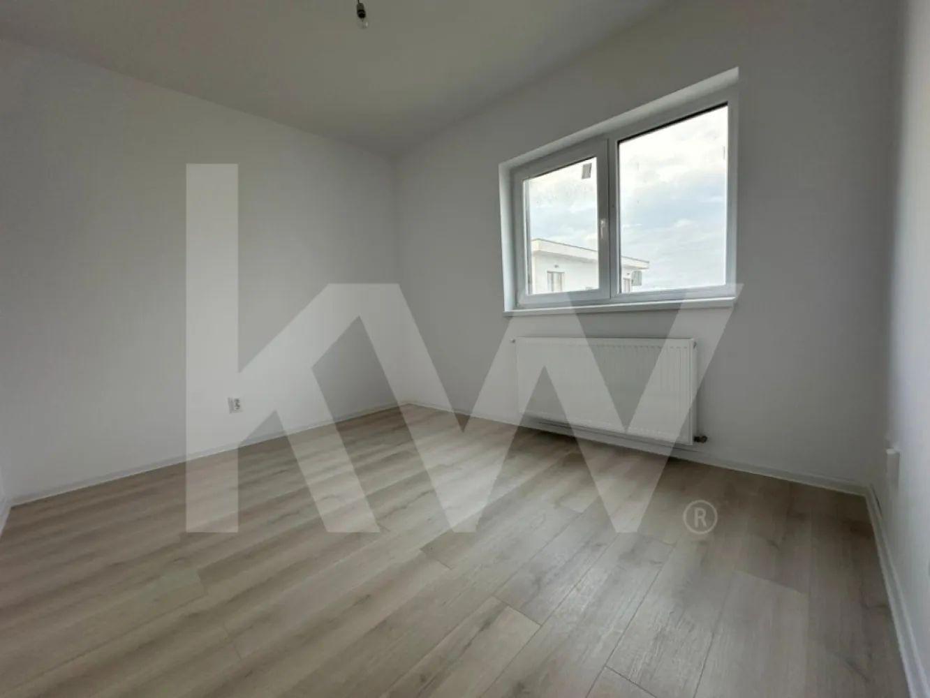 Apartament -3 camere -Intabulat - Doamna Stanca- zona mall Selimbar - Apartamentul are 3 camere, amenajate pe o suprafață utilă de 65,45 mp + un balcon cu suprafața de 3,6 mp.

În componența acestui apartament intră spațiu comun living și bucătărie cu suprafața de 37 mp, un birou de 10,1 mp, un dormitor de 12,1 mp și o baie cu suprafața de 6,6 mp.
 Apartamentul va fi livrat la stadiul de la cheie, dotat cu centrală proprie de apartament în condensație și branșat individual la toate utilitățile orașului, și cu posibilitatea finisării la cheie.

Tâmplăria PVC folosită în cadrul proiectului va fi Salamander 6 camere de culoare gri la exterior și alb la interior.

Proprietatea beneficiază de:

- finisaje premium
- tâmplărie din profil PVC (6 camere) cu geam termopan, 3 foi de sticlă
- ușă metalică de intrare în apartament
- casa scării finisată la cheie
- parcarea amenajată cu dale din beton
- instalație de încălzire, cu centrală și calorifere din oțel
- racorduri apă-canal în baie și bucătărie
- racord de gaz metan la bucătărie pentru centrala și mașina de gătit
- instalație electrică interioară
- șapă
- pereți exteriori din zidărie de cărămidă, de 25 cm grosime
- izolație termică cu polistiren de 10 cm, la pereți exteriori
- tencuieli mecanizate la pereți interiori
- pereți despărțitori din cărămidă
- tavane tencuite
- instalații de contorizare pentru gaz, curent electric și apă rece, inclusiv branșamentele
- loc de parcare inclus.


Blocul are 6 etaje și beneficiază de lift. Poziția este una foarte cerută pe piața imobiliară din Sibiu.
 TVA INCLUS - FINISAT LA CHEIE - comision 0%
Suna si programeaz o vizionare!
