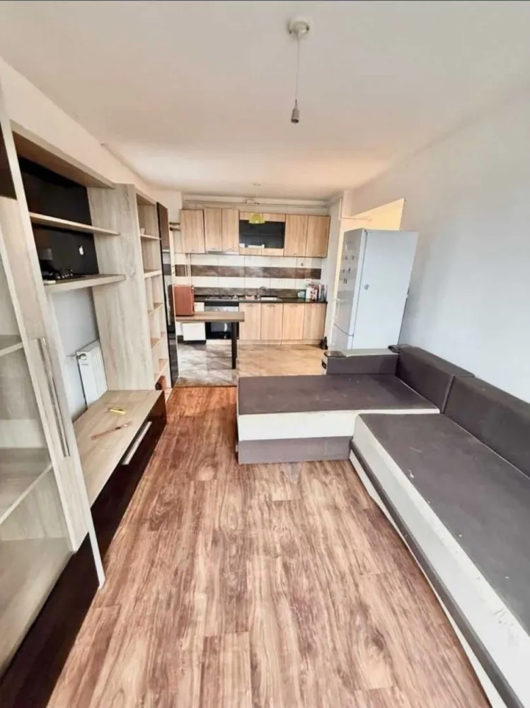 Ap. 2 camere zona Militari Residence Tineretului 37C - Bine ati venit intr-o oaza de confort și rafinament în inima cartierului Militari Residence! Aceasta proprietate îți oferă o oportunitate unică de a locui într-un spațiu elegant, perfect adaptat pentru nevoile tale. Detalii Cheie: Locație Ideală: Situat în cartierul Militari Residence, acest apartament oferă acces facil la toate facilitățile urbane, incluzând magazine, restaurante, parcuri și centre de învățământ. Design Modern: Cu finisaje de înaltă calitate, acest apartament emană eleganță și confort. Spațiile luminoase și bine iluminate se îmbină perfect pentru a crea un ambient primitor și relaxant. 2 Camere spațioase: Cu două camere generoase, acest apartament este potrivit pentru cupluri sau familii mici în căutarea unei locuințe confortabile și practică. Balcon Privat: Beneficiază de un balcon privat, unde poți savura o cafea în timp ce te bucuri de aerul proaspăt și de priveliștea încântătoare a cartierului. Facilități Suplimentare: Parcare Asigurată: poti beneficia contra-cost de loc de parcare privat, oferindu-ți comoditate și siguranță pentru mașină. Securitate 24/7: Militari Residence este un cartier sigur, astfel încât să te poți bucura de liniște și pace în fiecare zi. Acces Rapid la Transport Public: Cu acces ușor la mijloacele de transport în comun, te vei bucura de conexiuni rapide către orice destinație din București. Nu rata ocazia de a locui într-un apartament ce oferă combinația perfectă între confort, stil și funcționalitate. Contactează-ne astăzi pentru a programa o vizionare și a începe o nouă etapă a vieții tale într-o locuință de vis!