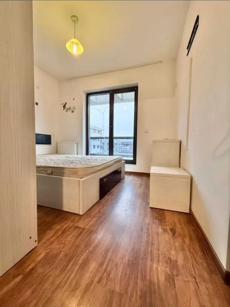 Ap. 2 camere zona Militari Residence Tineretului 37C - Bine ati venit intr-o oaza de confort și rafinament în inima cartierului Militari Residence! Aceasta proprietate îți oferă o oportunitate unică de a locui într-un spațiu elegant, perfect adaptat pentru nevoile tale. Detalii Cheie: Locație Ideală: Situat în cartierul Militari Residence, acest apartament oferă acces facil la toate facilitățile urbane, incluzând magazine, restaurante, parcuri și centre de învățământ. Design Modern: Cu finisaje de înaltă calitate, acest apartament emană eleganță și confort. Spațiile luminoase și bine iluminate se îmbină perfect pentru a crea un ambient primitor și relaxant. 2 Camere spațioase: Cu două camere generoase, acest apartament este potrivit pentru cupluri sau familii mici în căutarea unei locuințe confortabile și practică. Balcon Privat: Beneficiază de un balcon privat, unde poți savura o cafea în timp ce te bucuri de aerul proaspăt și de priveliștea încântătoare a cartierului. Facilități Suplimentare: Parcare Asigurată: poti beneficia contra-cost de loc de parcare privat, oferindu-ți comoditate și siguranță pentru mașină. Securitate 24/7: Militari Residence este un cartier sigur, astfel încât să te poți bucura de liniște și pace în fiecare zi. Acces Rapid la Transport Public: Cu acces ușor la mijloacele de transport în comun, te vei bucura de conexiuni rapide către orice destinație din București. Nu rata ocazia de a locui într-un apartament ce oferă combinația perfectă între confort, stil și funcționalitate. Contactează-ne astăzi pentru a programa o vizionare și a începe o nouă etapă a vieții tale într-o locuință de vis!