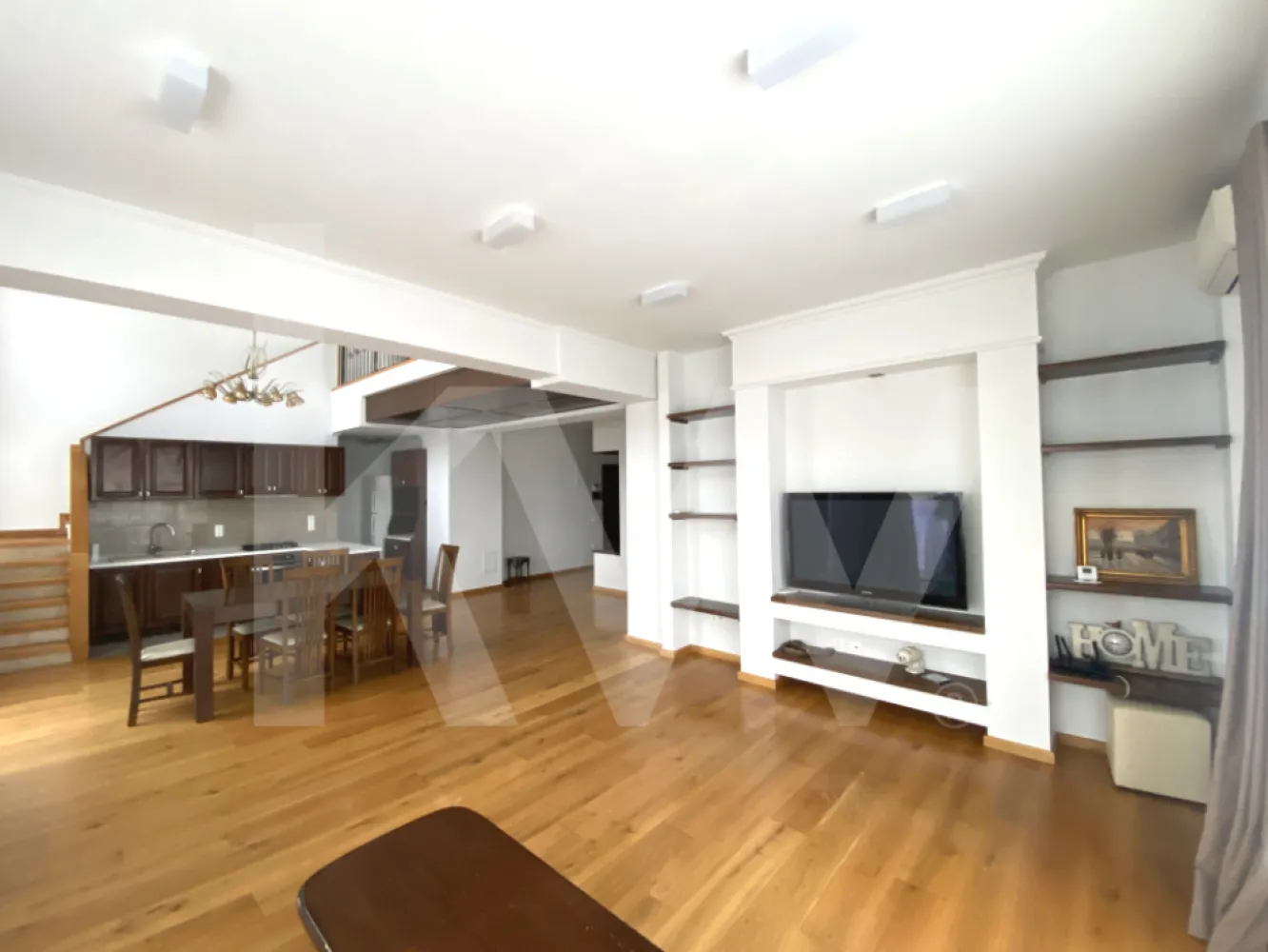 Penthouse 4 camere 166mpu terasa 50mp Cedonia priveliste Munti - Oras - Se ofera spre inchiriere un apartament spatios si modern, situat in zona Cedonia din Sibiu. Proprietatea dispune de o suprafata utila de 166 mp, este compartimentata decomandat si este dispusa pe doua niveluri, avand un living cu o inaltime de aproximativ 6 metri, caracteristica ce confera spatiului luminozitate si volum. Apartamentul include patru camere, doua bai, balcon si terasa de 20 mp, fiind recent renovat in anul 2025. Imobilul este dotat cu lift privat, intrare separata si loc de parcare propriu. Bucataria este mobilata si utilata, iar restul apartamentului se inchiriaza nemobilat. Dotarile moderne precum centrala proprie, incalzirea in pardoseala, pompa de caldura, aerul conditionat, ferestrele din aluminiu si izolatia termica asigura confort si eficienta energetica. Amplasat intr-o zona accesibila si bine cotata, apartamentul este potrivit atat pentru locuinta, cat si pentru birouri sau activitati profesionale.

Informatii generale despre suprafata, etaj si configuratia pe doua niveluri.
Prezentarea compartimentarii: living cu inaltime de 6 m, trei dormitoare, doua bai, balcon si terasa.
Descrierea dotarilor tehnice si finisajelor moderne.
Beneficiile locatiei Cedonia si accesul facil catre puncte de interes.
Posibile destinatii: locuinta, birouri sau activitati profesionale.

Acest apartament reprezinta o oportunitate rara in zona Cedonia, combinand suprafata generoasa, arhitectura spectaculoasa si dotari moderne. Proprietatea poate satisface atat nevoile unei familii, cat si ale unei companii ce cauta un spatiu reprezentativ. Pentru detalii suplimentare si programarea unei vizionari, apartamentul este disponibil la cerere.