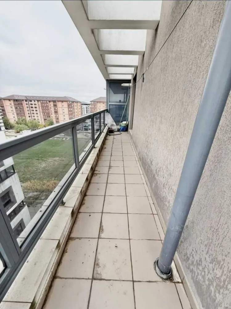 Ap. 2 camere zona Militari Residence Tineretului 37C - Bine ati venit intr-o oaza de confort și rafinament în inima cartierului Militari Residence! Aceasta proprietate îți oferă o oportunitate unică de a locui într-un spațiu elegant, perfect adaptat pentru nevoile tale. Detalii Cheie: Locație Ideală: Situat în cartierul Militari Residence, acest apartament oferă acces facil la toate facilitățile urbane, incluzând magazine, restaurante, parcuri și centre de învățământ. Design Modern: Cu finisaje de înaltă calitate, acest apartament emană eleganță și confort. Spațiile luminoase și bine iluminate se îmbină perfect pentru a crea un ambient primitor și relaxant. 2 Camere spațioase: Cu două camere generoase, acest apartament este potrivit pentru cupluri sau familii mici în căutarea unei locuințe confortabile și practică. Balcon Privat: Beneficiază de un balcon privat, unde poți savura o cafea în timp ce te bucuri de aerul proaspăt și de priveliștea încântătoare a cartierului. Facilități Suplimentare: Parcare Asigurată: poti beneficia contra-cost de loc de parcare privat, oferindu-ți comoditate și siguranță pentru mașină. Securitate 24/7: Militari Residence este un cartier sigur, astfel încât să te poți bucura de liniște și pace în fiecare zi. Acces Rapid la Transport Public: Cu acces ușor la mijloacele de transport în comun, te vei bucura de conexiuni rapide către orice destinație din București. Nu rata ocazia de a locui într-un apartament ce oferă combinația perfectă între confort, stil și funcționalitate. Contactează-ne astăzi pentru a programa o vizionare și a începe o nouă etapă a vieții tale într-o locuință de vis!