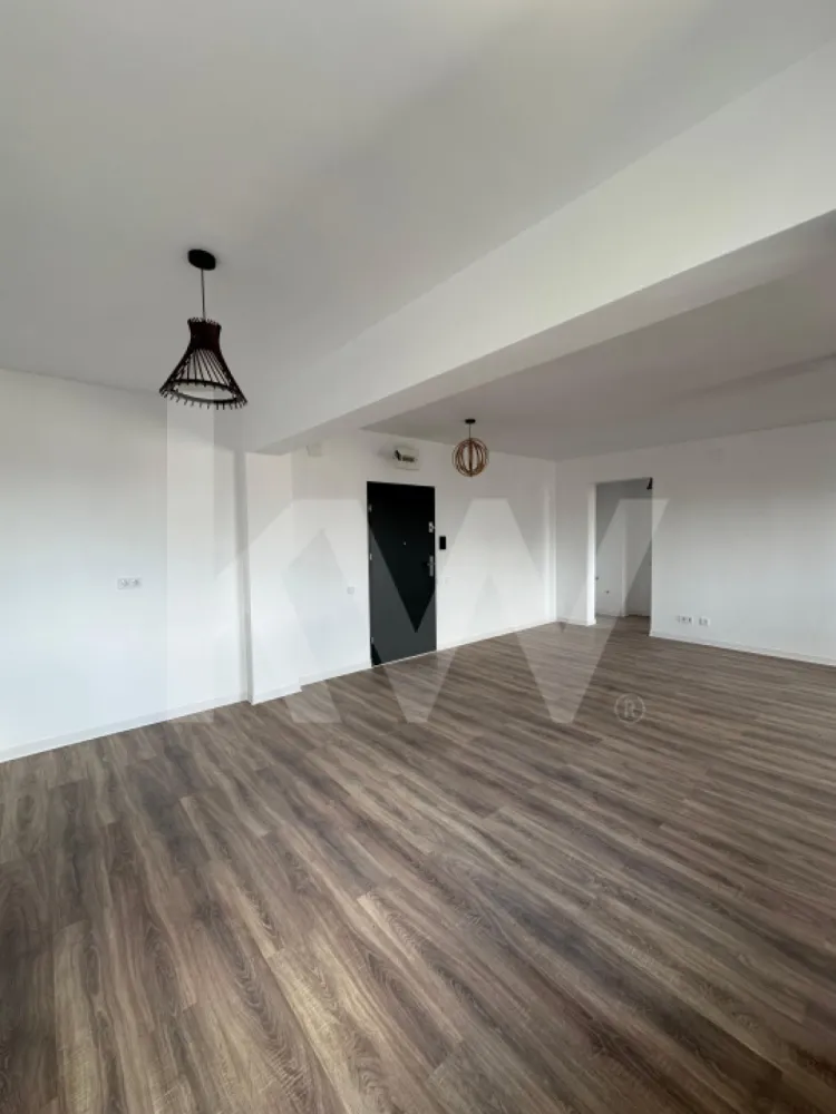 Apartament spatios - 2 camere - 60 mp utili - Rahovei - Ti-ai imaginat vreodata cum ar fi sa ai totul la doi pasi - magazine, scoli, parcuri, mall - chiar in inima uneia dintre cele mai cautate zone din Sibiu?

Dacă răspunsul tău e "DA!", îți propunem un apartament cu 2 camere situat într-un ansamblu rezidențial nou, in zona Rahovei.

Imobilul are o suprafață utilă de 60 mp+balcon  și este compartimentat astfel:
- living open-space cu ieșire pe balcon
- dormitor
- baie 
- balcon 
- loc de parcare subteran sau suprateran (contra cost).

Predarea este:

                         LA ALB: la pretul de 107.000 euro 
- Tamplarie PVC cu geam termopan – 3 foi sticla
- Usa metalica antiefractie intrare apartament
- Instalatii termice, electrice si sanitare
- Prize+intrerupatoare
- Zugravit: lavabila alba
- Centrala pe bloc
- Incalzire pe calorifere
- Casa scarii la cheie
- Interfon

                           LA CHEIE: se adauga la pretul de mai sus 250 euro/ mp
- Tamplarie PVC cu geam termopan – 3 foi sticla
- Usa metalica antiefractie intrare apartament
- Instalatii termice, electrice si sanitare
- Zugravit: 2 maini lavabila alba
- Prize+ intrerupatoare functionale
- Centrala pe bloc
- Incalzire pe calorifere
- Usi interioare/usi interior 
- Gresie, faianta, parchet (cu accesorii) 
- Corpuri de iluminat (1 corp/incapere) 
- Vas wc 
- Lavoar+oglinda 
- Baterie lavoar 
- Cada+accesorii 
- Baterie cada 
- Casa scarii la cheie
- Interfon.

Înainte de toate, punem accentul pe calitate și dorim să oferim clienților o locuință sigură, de aceea folosim doar materiale de construcții de bună calitate și suntem atenți la toate detaliile și etapele de execuție ale construcțiilor.

Decizia cumpărării unui apartament nou, este o investiție pe termen lung, iar într-o zona că aceasta, cu siguranță va genera cerere pentru închiriere.

Preturile sunt afisate in descriere.

Clasa energetica A.

Modalitati de plata acceptate: Cash si prin credit ipotecar cu minim 15% avans.

*Pozele sunt cu titlu de prezentare dintr-un apartament finisat la cheie.

Pentru mai multe detalii va stam la dispozitie la numarul de telefon afisat!

