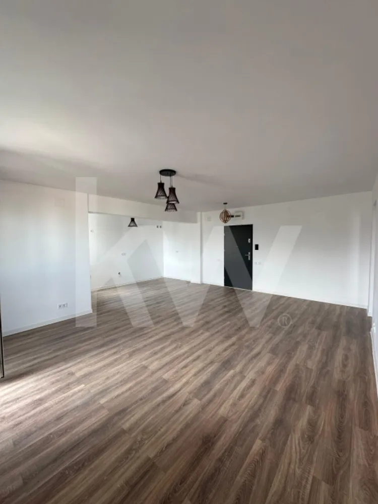 Apartament spatios - 2 camere - 60 mp utili - Rahovei - Ti-ai imaginat vreodata cum ar fi sa ai totul la doi pasi - magazine, scoli, parcuri, mall - chiar in inima uneia dintre cele mai cautate zone din Sibiu?

Dacă răspunsul tău e "DA!", îți propunem un apartament cu 2 camere situat într-un ansamblu rezidențial nou, in zona Rahovei.

Imobilul are o suprafață utilă de 60 mp+balcon  și este compartimentat astfel:
- living open-space cu ieșire pe balcon
- dormitor
- baie 
- balcon 
- loc de parcare subteran sau suprateran (contra cost).

Predarea este:

                         LA ALB: la pretul de 107.000 euro 
- Tamplarie PVC cu geam termopan – 3 foi sticla
- Usa metalica antiefractie intrare apartament
- Instalatii termice, electrice si sanitare
- Prize+intrerupatoare
- Zugravit: lavabila alba
- Centrala pe bloc
- Incalzire pe calorifere
- Casa scarii la cheie
- Interfon

                           LA CHEIE: se adauga la pretul de mai sus 250 euro/ mp
- Tamplarie PVC cu geam termopan – 3 foi sticla
- Usa metalica antiefractie intrare apartament
- Instalatii termice, electrice si sanitare
- Zugravit: 2 maini lavabila alba
- Prize+ intrerupatoare functionale
- Centrala pe bloc
- Incalzire pe calorifere
- Usi interioare/usi interior 
- Gresie, faianta, parchet (cu accesorii) 
- Corpuri de iluminat (1 corp/incapere) 
- Vas wc 
- Lavoar+oglinda 
- Baterie lavoar 
- Cada+accesorii 
- Baterie cada 
- Casa scarii la cheie
- Interfon.

Înainte de toate, punem accentul pe calitate și dorim să oferim clienților o locuință sigură, de aceea folosim doar materiale de construcții de bună calitate și suntem atenți la toate detaliile și etapele de execuție ale construcțiilor.

Decizia cumpărării unui apartament nou, este o investiție pe termen lung, iar într-o zona că aceasta, cu siguranță va genera cerere pentru închiriere.

Preturile sunt afisate in descriere.

Clasa energetica A.

Modalitati de plata acceptate: Cash si prin credit ipotecar cu minim 15% avans.

*Pozele sunt cu titlu de prezentare dintr-un apartament finisat la cheie.

Pentru mai multe detalii va stam la dispozitie la numarul de telefon afisat!


