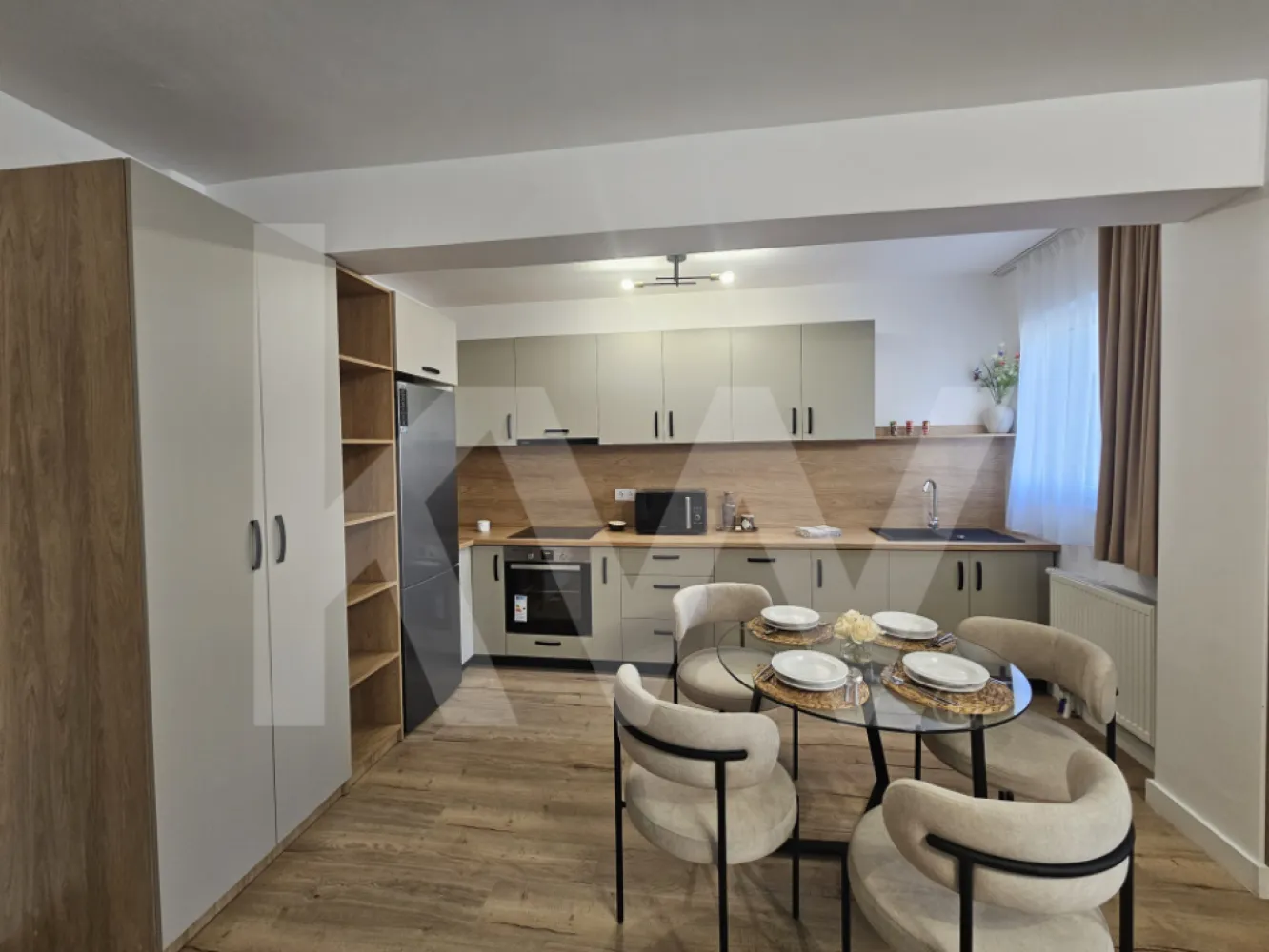 Apartament 2 camere complet mobilat - Ti-ai imaginat vreodata cum ar fi sa ai totul la doi pasi - magazine, scoli, parcuri, mall - chiar in inima uneia dintre cele mai cautate zone din Sibiu? Dacă răspunsul tău e "DA!", îți propunem un apartament cu 2 camere situat într-un ansamblu rezidențial nou, in zona Rahovei. Imobilul are o suprafață utilă de 60 mp+balcon și este compartimentat astfel: - living open-space cu ieșire pe balcon - dormitor - baie - balcon - loc de parcare subteran sau suprateran (contra cost). 
Predarea acestui apartament se face complet mobilat așa cum se vede in poze. Regimul de inaltime al blocului este P+11 etaje, la parter fiind amenajate spatii comerciale. Înainte de toate, punem accentul pe calitate și dorim să oferim clienților o locuință sigură, de aceea folosim doar materiale de construcții de bună calitate și suntem atenți la toate detaliile și etapele de execuție ale construcțiilor. Decizia cumpărării unui apartament nou, este o investiție pe termen lung, iar într-o zona că aceasta, cu siguranță va genera cerere pentru închiriere. Preturile sunt afisate in descriere. Clasa energetica A. Modalitati de plata acceptate: Cash si prin credit ipotecar cu minim 15% avans. *Pozele sunt cu titlu de prezentare dintr-un apartament mobilat. Pentru mai multe detalii va stam la dispozitie la numarul de telefon afisat!