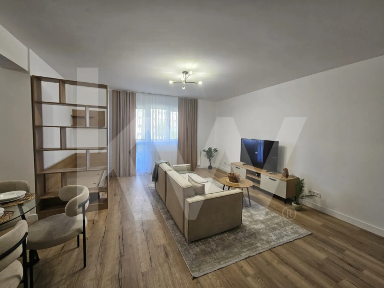 Apartament 2 camere complet mobilat - Ti-ai imaginat vreodata cum ar fi sa ai totul la doi pasi - magazine, scoli, parcuri, mall - chiar in inima uneia dintre cele mai cautate zone din Sibiu? Dacă răspunsul tău e "DA!", îți propunem un apartament cu 2 camere situat într-un ansamblu rezidențial nou, in zona Rahovei. Imobilul are o suprafață utilă de 60 mp+balcon și este compartimentat astfel: - living open-space cu ieșire pe balcon - dormitor - baie - balcon - loc de parcare subteran sau suprateran (contra cost). 
Predarea acestui apartament se face complet mobilat așa cum se vede in poze. Regimul de inaltime al blocului este P+11 etaje, la parter fiind amenajate spatii comerciale. Înainte de toate, punem accentul pe calitate și dorim să oferim clienților o locuință sigură, de aceea folosim doar materiale de construcții de bună calitate și suntem atenți la toate detaliile și etapele de execuție ale construcțiilor. Decizia cumpărării unui apartament nou, este o investiție pe termen lung, iar într-o zona că aceasta, cu siguranță va genera cerere pentru închiriere. Preturile sunt afisate in descriere. Clasa energetica A. Modalitati de plata acceptate: Cash si prin credit ipotecar cu minim 15% avans. *Pozele sunt cu titlu de prezentare dintr-un apartament mobilat. Pentru mai multe detalii va stam la dispozitie la numarul de telefon afisat!