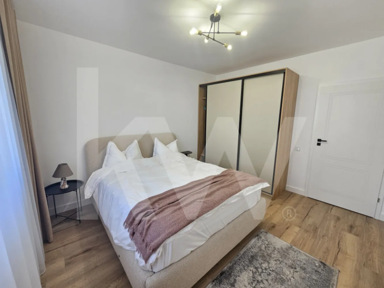 Apartament 2 camere complet mobilat - Ti-ai imaginat vreodata cum ar fi sa ai totul la doi pasi - magazine, scoli, parcuri, mall - chiar in inima uneia dintre cele mai cautate zone din Sibiu? Dacă răspunsul tău e "DA!", îți propunem un apartament cu 2 camere situat într-un ansamblu rezidențial nou, in zona Rahovei. Imobilul are o suprafață utilă de 60 mp+balcon și este compartimentat astfel: - living open-space cu ieșire pe balcon - dormitor - baie - balcon - loc de parcare subteran sau suprateran (contra cost). 
Predarea acestui apartament se face complet mobilat așa cum se vede in poze. Regimul de inaltime al blocului este P+11 etaje, la parter fiind amenajate spatii comerciale. Înainte de toate, punem accentul pe calitate și dorim să oferim clienților o locuință sigură, de aceea folosim doar materiale de construcții de bună calitate și suntem atenți la toate detaliile și etapele de execuție ale construcțiilor. Decizia cumpărării unui apartament nou, este o investiție pe termen lung, iar într-o zona că aceasta, cu siguranță va genera cerere pentru închiriere. Preturile sunt afisate in descriere. Clasa energetica A. Modalitati de plata acceptate: Cash si prin credit ipotecar cu minim 15% avans. *Pozele sunt cu titlu de prezentare dintr-un apartament mobilat. Pentru mai multe detalii va stam la dispozitie la numarul de telefon afisat!