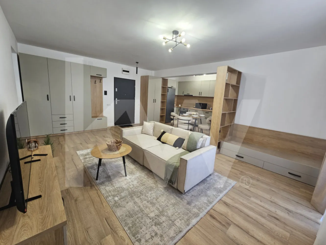 Apartament 2 camere complet mobilat - Ti-ai imaginat vreodata cum ar fi sa ai totul la doi pasi - magazine, scoli, parcuri, mall - chiar in inima uneia dintre cele mai cautate zone din Sibiu? Dacă răspunsul tău e "DA!", îți propunem pentru închiriat un apartament cu 2 camere situat într-un ansamblu rezidențial nou, in zona Rahovei. Imobilul are o suprafață utilă de 60 mp+balcon și este compartimentat astfel: - living open-space cu ieșire pe balcon - dormitor - baie - balcon - loc de parcare subteran sau suprateran (contra cost). 
Predarea acestui apartament se face complet mobilat așa cum se vede in poze. Regimul de inaltime al blocului este P+11 etaje, la parter fiind amenajate spatii comerciale. Înainte de toate, punem accentul pe calitate și dorim să oferim clienților o locuință sigură, de aceea folosim doar materiale de construcții de bună calitate și suntem atenți la toate detaliile și etapele de execuție ale construcțiilor. Clasa energetica A. Garanție contravaloarea unei chirii+o lună in avans.