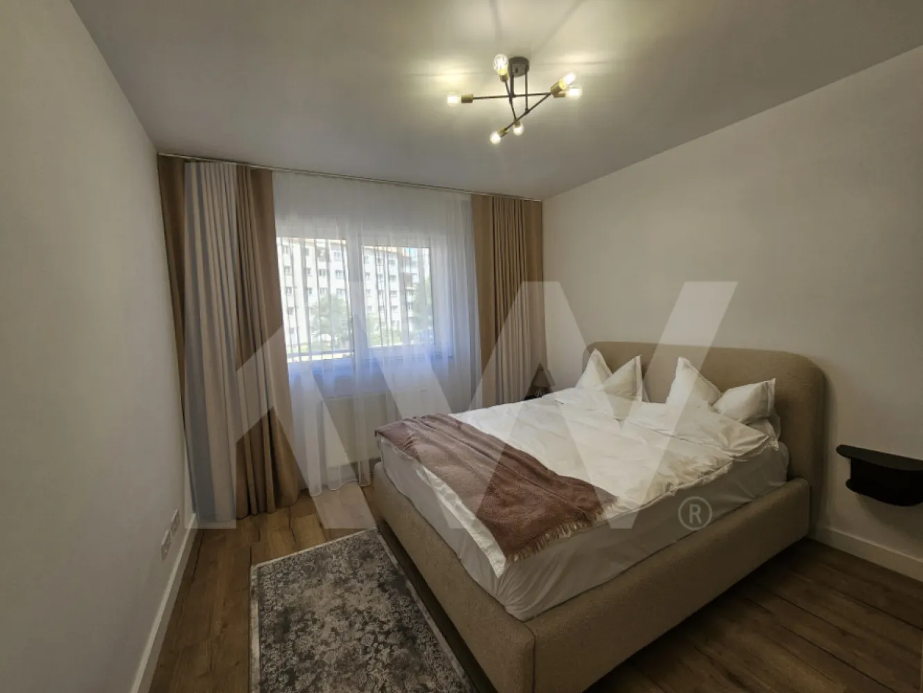 Apartament 2 camere complet mobilat - Ti-ai imaginat vreodata cum ar fi sa ai totul la doi pasi - magazine, scoli, parcuri, mall - chiar in inima uneia dintre cele mai cautate zone din Sibiu? Dacă răspunsul tău e "DA!", îți propunem pentru închiriat un apartament cu 2 camere situat într-un ansamblu rezidențial nou, in zona Rahovei. Imobilul are o suprafață utilă de 60 mp+balcon și este compartimentat astfel: - living open-space cu ieșire pe balcon - dormitor - baie - balcon - loc de parcare subteran sau suprateran (contra cost). 
Predarea acestui apartament se face complet mobilat așa cum se vede in poze. Regimul de inaltime al blocului este P+11 etaje, la parter fiind amenajate spatii comerciale. Înainte de toate, punem accentul pe calitate și dorim să oferim clienților o locuință sigură, de aceea folosim doar materiale de construcții de bună calitate și suntem atenți la toate detaliile și etapele de execuție ale construcțiilor. Clasa energetica A. Garanție contravaloarea unei chirii+o lună in avans.
