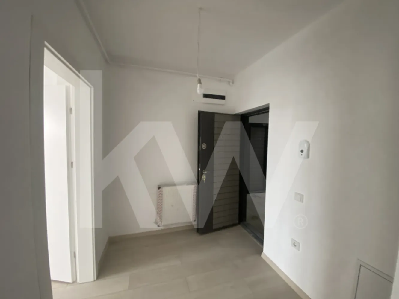 Apartament 3 Camere de Vanzare - Selimbar Sibiu - Modern Spatios Sigur - Apartament 3 Camere de Vanzare in Selimbar, Sibiu – Modern, Spatios si Sigur
Cauti un apartament care ofera confort real si investitie sigura? Acest apartament cu 3 camere din Selimbar, Sibiu, este exact ceea ce cauti. Nu promite, ci livreaza valoare si calitate.

Caracteristici principale:
Suprafata utila: 72 mp + balcon de 8mp, utila totala de 80mp.
Compartimentare: decomandat.
Etaj: 2 din P+2E.
Constructie: 2024–2025, materiale premium.

Structura apartamentului:
Dormitor principal luminos si linistit.
Al doilea dormitor, perfect pentru familie sau birou.
Living spatios, zona centrala a casei.
Bucatarie deschisa, pregatita pentru amenajare personalizata.
Baie moderna, finisata elegant.
Balcon generos pentru relaxare sau timp personal.

Dotari si finisaje premium:
Centrala termica proprie in condensatie.
Pereti izolati termic, pentru confort si economie.
Tamplarie PVC cu geam termopan.
Parchet si gresie de calitate superioara.
Usi interioare Porta Doors, usa metalica de acces.
Predare la cheie, curat, luminos, gata de personalizare.

Avantaje locatie Selimbar, Sibiu:
Acces rapid la Kaufland, Auchan, Carrefour si Promenada Mall.
Aproape de scoli, gradinite si zone verzi.
Transport facil si infrastructura moderna.
De ce sa alegi acest apartament:
Acesta nu este doar un apartament. Este investitia care aduce siguranta si confort imediat. Perfect pentru cei care nu vor compromisuri. Cererea este ridicata. Proprietati similare se vand rapid.

Programeaza vizionarea acum. Nu lasa aceasta oportunitate sa treaca. Contact direct pentru detalii si programari.