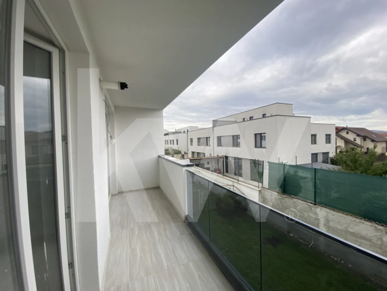 Apartament 3 Camere de Vanzare - Selimbar Sibiu - Modern Spatios Sigur - Apartament 3 Camere de Vanzare in Selimbar, Sibiu – Modern, Spatios si Sigur
Cauti un apartament care ofera confort real si investitie sigura? Acest apartament cu 3 camere din Selimbar, Sibiu, este exact ceea ce cauti. Nu promite, ci livreaza valoare si calitate.

Caracteristici principale:
Suprafata utila: 72 mp + balcon de 8mp, utila totala de 80mp.
Compartimentare: decomandat.
Etaj: 2 din P+2E.
Constructie: 2024–2025, materiale premium.

Structura apartamentului:
Dormitor principal luminos si linistit.
Al doilea dormitor, perfect pentru familie sau birou.
Living spatios, zona centrala a casei.
Bucatarie deschisa, pregatita pentru amenajare personalizata.
Baie moderna, finisata elegant.
Balcon generos pentru relaxare sau timp personal.

Dotari si finisaje premium:
Centrala termica proprie in condensatie.
Pereti izolati termic, pentru confort si economie.
Tamplarie PVC cu geam termopan.
Parchet si gresie de calitate superioara.
Usi interioare Porta Doors, usa metalica de acces.
Predare la cheie, curat, luminos, gata de personalizare.

Avantaje locatie Selimbar, Sibiu:
Acces rapid la Kaufland, Auchan, Carrefour si Promenada Mall.
Aproape de scoli, gradinite si zone verzi.
Transport facil si infrastructura moderna.
De ce sa alegi acest apartament:
Acesta nu este doar un apartament. Este investitia care aduce siguranta si confort imediat. Perfect pentru cei care nu vor compromisuri. Cererea este ridicata. Proprietati similare se vand rapid.

Programeaza vizionarea acum. Nu lasa aceasta oportunitate sa treaca. Contact direct pentru detalii si programari.