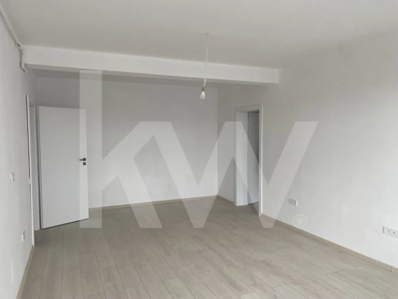 Apartament 3 Camere de Vanzare - Selimbar Sibiu - Modern Spatios Sigur - Apartament 3 Camere de Vanzare in Selimbar, Sibiu – Modern, Spatios si Sigur
Cauti un apartament care ofera confort real si investitie sigura? Acest apartament cu 3 camere din Selimbar, Sibiu, este exact ceea ce cauti. Nu promite, ci livreaza valoare si calitate.

Caracteristici principale:
Suprafata utila: 72 mp + balcon de 8mp, utila totala de 80mp.
Compartimentare: decomandat.
Etaj: 2 din P+2E.
Constructie: 2024–2025, materiale premium.

Structura apartamentului:
Dormitor principal luminos si linistit.
Al doilea dormitor, perfect pentru familie sau birou.
Living spatios, zona centrala a casei.
Bucatarie deschisa, pregatita pentru amenajare personalizata.
Baie moderna, finisata elegant.
Balcon generos pentru relaxare sau timp personal.

Dotari si finisaje premium:
Centrala termica proprie in condensatie.
Pereti izolati termic, pentru confort si economie.
Tamplarie PVC cu geam termopan.
Parchet si gresie de calitate superioara.
Usi interioare Porta Doors, usa metalica de acces.
Predare la cheie, curat, luminos, gata de personalizare.

Avantaje locatie Selimbar, Sibiu:
Acces rapid la Kaufland, Auchan, Carrefour si Promenada Mall.
Aproape de scoli, gradinite si zone verzi.
Transport facil si infrastructura moderna.
De ce sa alegi acest apartament:
Acesta nu este doar un apartament. Este investitia care aduce siguranta si confort imediat. Perfect pentru cei care nu vor compromisuri. Cererea este ridicata. Proprietati similare se vand rapid.

Programeaza vizionarea acum. Nu lasa aceasta oportunitate sa treaca. Contact direct pentru detalii si programari.