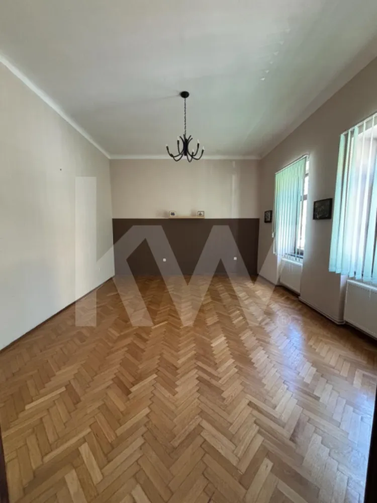 Închiriere apartament 2 camere - 64 mp – Ultracentral - Vă propunem spre închiriere un apartament de  2 camere în suprafață utilă de 73 mp situat într-o zonă centrală a Sibiului, pe Strada Doctor Ion Rațiu. 
 Locație Premium – Ultracentral, Sibiu
Spațiul este ideal pentru activități de birou, situat într-o zonă ultracentrală, cu acces facil la toate punctele de interes din oraș.
Detalii spațiu:
	Suprafață totală utilă: 73 mp
	Compartimentare: 2 camere mari și luminoase, hol generos, baie
	Acces prin curte interioară – intrare securizată cu interfon
	Spațiul este luminos, aerisit și oferă un cadru profesional și plăcut.

 Ideal pentru: birouri de avocatură, contabilitate, arhitectură, IT, psihologie, consultanță, etc.
 Chirie lunară: 600 EUR
 Garanția solicitată de către proprietar este echivalentul a 2 chirii lunare.

 Disponibil imediat
 Pentru mai multe detalii sau pentru a programa o vizionare, vă rugăm să ne contactați!
