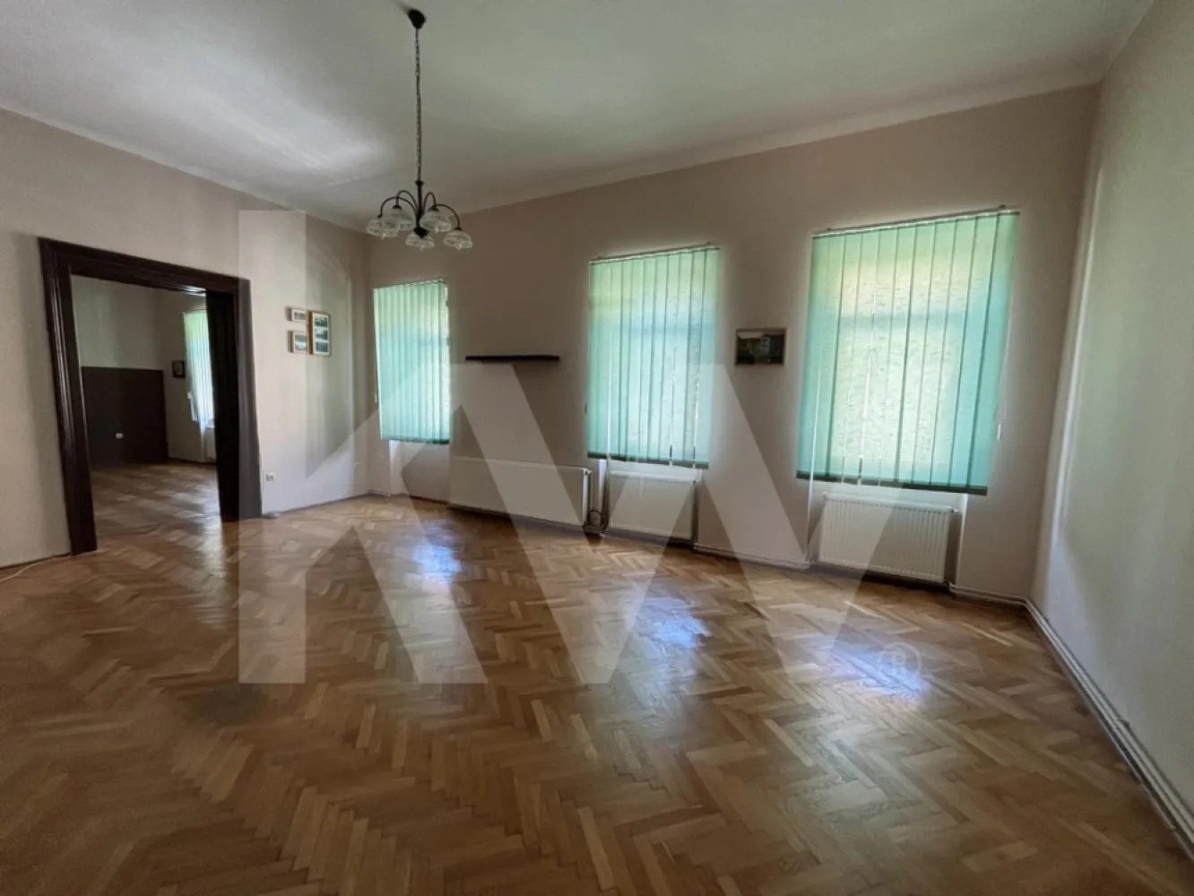Închiriere apartament 2 camere - 64 mp – Ultracentral - Vă propunem spre închiriere un apartament de  2 camere în suprafață utilă de 73 mp situat într-o zonă centrală a Sibiului, pe Strada Doctor Ion Rațiu. 
 Locație Premium – Ultracentral, Sibiu
Spațiul este ideal pentru activități de birou, situat într-o zonă ultracentrală, cu acces facil la toate punctele de interes din oraș.
Detalii spațiu:
	Suprafață totală utilă: 73 mp
	Compartimentare: 2 camere mari și luminoase, hol generos, baie
	Acces prin curte interioară – intrare securizată cu interfon
	Spațiul este luminos, aerisit și oferă un cadru profesional și plăcut.

 Ideal pentru: birouri de avocatură, contabilitate, arhitectură, IT, psihologie, consultanță, etc.
 Chirie lunară: 600 EUR
 Garanția solicitată de către proprietar este echivalentul a 2 chirii lunare.

 Disponibil imediat
 Pentru mai multe detalii sau pentru a programa o vizionare, vă rugăm să ne contactați!
