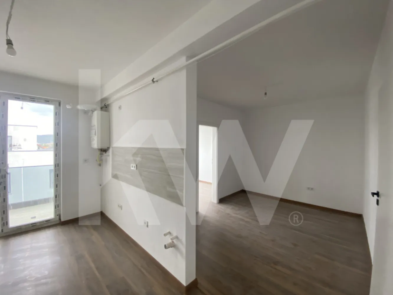 Apartament FINISAT 2 camere balcon parcare zona Pictor Brana Selimbar - Va prezentam un apartament modern cu 2 camere in Selimbar, Sibiu, un loc in care fiecare detaliu conteaza si fiecare moment petrecut acasa devine valoros. 

Aceasta locuinta nu este doar un spatiu, ci un cadru unde linistea, confortul si siguranta se imbina armonios, oferindu-va oportunitatea de a trai asa cum meritati. Apartamentul are o suprafata utila de 47,07 mp + balcon de 3,38mp, utila totala de 50,45mp, este decomandat si se afla la etajul 2 al unui imobil cu regim de inaltime P+2E, finalizat in perioada 2024 – 2025, proiectat cu grija pentru a valorifica fiecare metru patrat si pentru a oferi un echilibru perfect intre spatiile de zi si cele de odihna. Locuinta dispune de un dormitor spatios, un living cu bucatarie open space, o baie moderna si un balcon generos, unde puteti savura momente de relaxare si aer curat, un loc in care fiecare zi incepe cu energie si optimism. Constructia beneficiaza de centrala termica proprie si calorifere, izolatie exterioara completa, tamplarie PVC cu geam termopan, pardoseli din parchet si gresie de calitate, usi interioare Porta Doors premium si usa metalica la intrare, toate concepute pentru durabilitate si confort. Apartamentul se preda la cheie, oferind libertatea de a-l personaliza dupa propriul stil, iar bucataria nemobilata permite amenajarea exact asa cum va doriti. Instalatiile termice, sanitare si electrice sunt finalizate, iar centrala in condensatie este deja montata, asigurandu-va un start simplu si fara griji. Materialele utilizate sunt de cea mai buna calitate, provenind de la producatori recunoscuti precum Holcim, Wienerberger – Porotherm, Bramac, Immergas si Salamander, iar ansamblul include loc de parcare, spatii verzi amenajate si alei pavate, cu cladire finalizata la exterior si finisaje moderne. 

Pozitia strategica va ofera acces rapid catre centre comerciale importante, scoli, gradinite si zone verzi, combinand linistea cu conectivitatea. Acest apartament reprezinta mai mult decat o achizitie – este o alegere inspirata, o oportunitate de a trai intr-un spatiu modern, sigur si confortabil sau de a investi intr-un viitor stabil si valoros. 

Pentru informatii suplimentare sau pentru programarea unei vizionari, va rugam sa ne contactati si sa descoperiti cum poate acest apartament sa devina locul in care viata voastra capata valoare.
