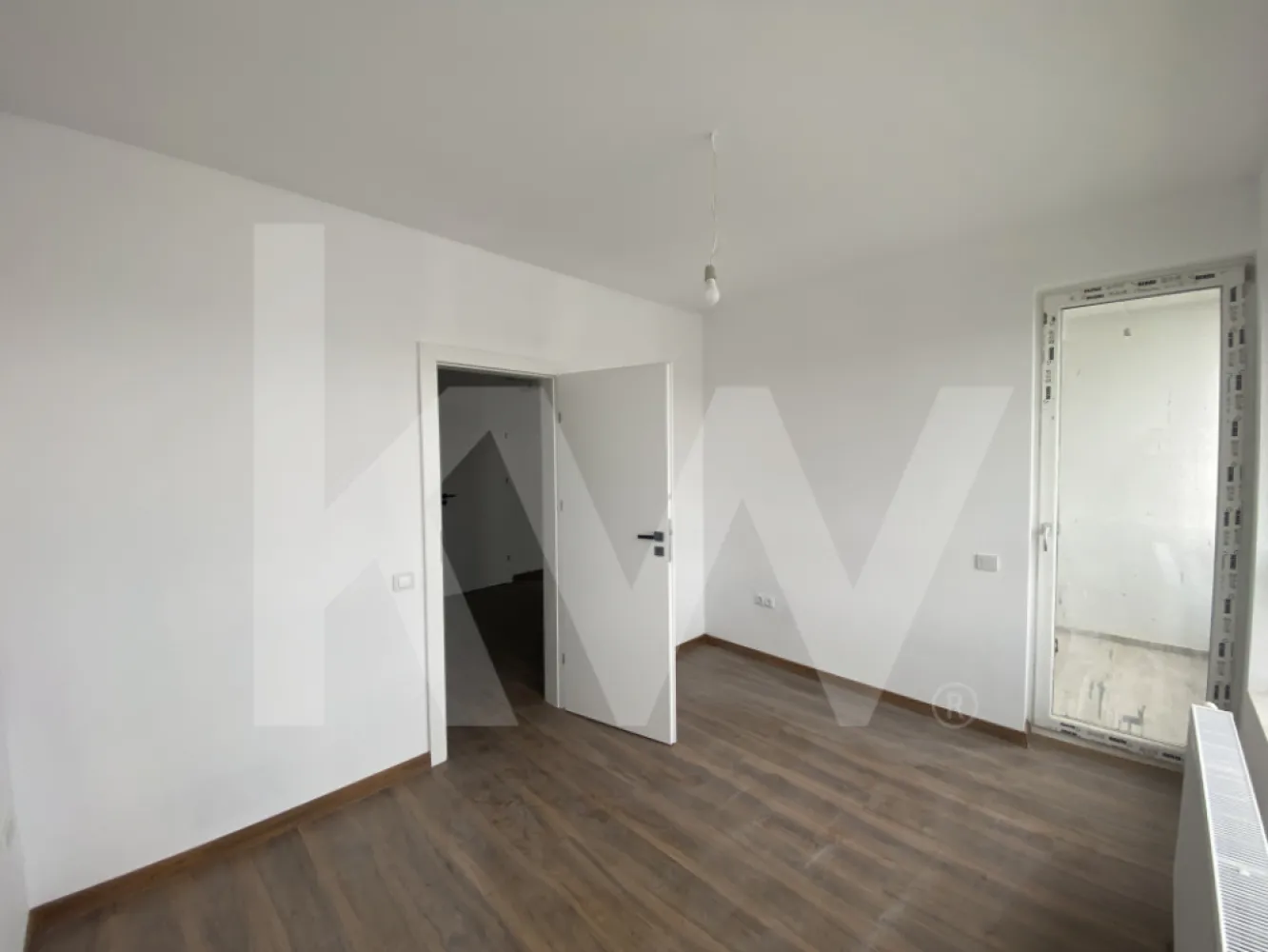 Apartament FINISAT 2 camere balcon parcare zona Pictor Brana Selimbar - Va prezentam un apartament modern cu 2 camere in Selimbar, Sibiu, un loc in care fiecare detaliu conteaza si fiecare moment petrecut acasa devine valoros. 

Aceasta locuinta nu este doar un spatiu, ci un cadru unde linistea, confortul si siguranta se imbina armonios, oferindu-va oportunitatea de a trai asa cum meritati. Apartamentul are o suprafata utila de 47,07 mp + balcon de 3,38mp, utila totala de 50,45mp, este decomandat si se afla la etajul 2 al unui imobil cu regim de inaltime P+2E, finalizat in perioada 2024 – 2025, proiectat cu grija pentru a valorifica fiecare metru patrat si pentru a oferi un echilibru perfect intre spatiile de zi si cele de odihna. Locuinta dispune de un dormitor spatios, un living cu bucatarie open space, o baie moderna si un balcon generos, unde puteti savura momente de relaxare si aer curat, un loc in care fiecare zi incepe cu energie si optimism. Constructia beneficiaza de centrala termica proprie si calorifere, izolatie exterioara completa, tamplarie PVC cu geam termopan, pardoseli din parchet si gresie de calitate, usi interioare Porta Doors premium si usa metalica la intrare, toate concepute pentru durabilitate si confort. Apartamentul se preda la cheie, oferind libertatea de a-l personaliza dupa propriul stil, iar bucataria nemobilata permite amenajarea exact asa cum va doriti. Instalatiile termice, sanitare si electrice sunt finalizate, iar centrala in condensatie este deja montata, asigurandu-va un start simplu si fara griji. Materialele utilizate sunt de cea mai buna calitate, provenind de la producatori recunoscuti precum Holcim, Wienerberger – Porotherm, Bramac, Immergas si Salamander, iar ansamblul include loc de parcare, spatii verzi amenajate si alei pavate, cu cladire finalizata la exterior si finisaje moderne. 

Pozitia strategica va ofera acces rapid catre centre comerciale importante, scoli, gradinite si zone verzi, combinand linistea cu conectivitatea. Acest apartament reprezinta mai mult decat o achizitie – este o alegere inspirata, o oportunitate de a trai intr-un spatiu modern, sigur si confortabil sau de a investi intr-un viitor stabil si valoros. 

Pentru informatii suplimentare sau pentru programarea unei vizionari, va rugam sa ne contactati si sa descoperiti cum poate acest apartament sa devina locul in care viata voastra capata valoare.
