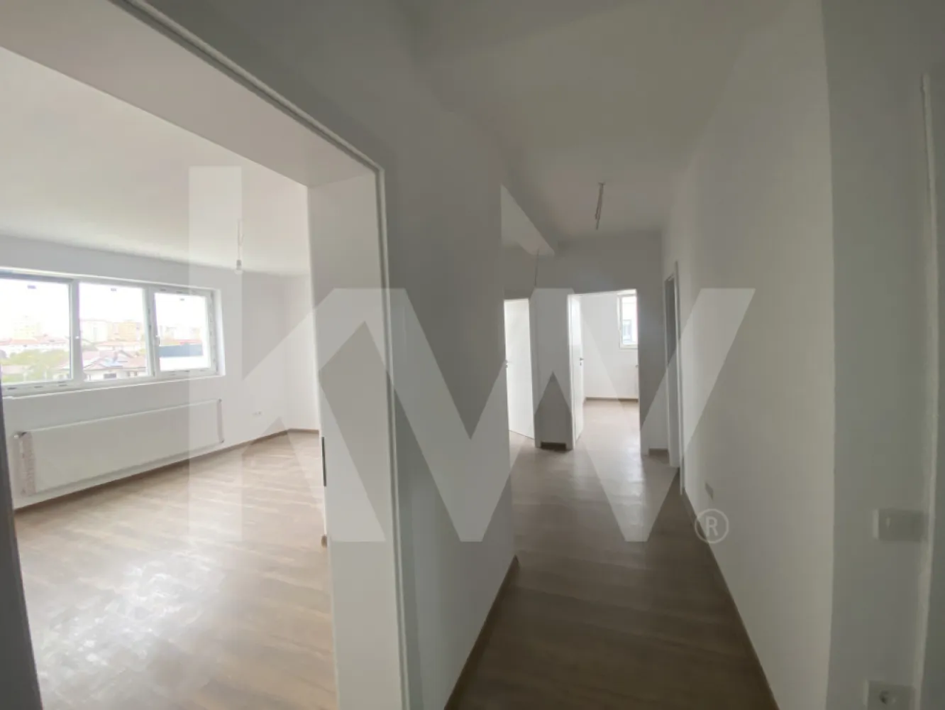 Apartament de vanzare 3 camere balcon terasa parcare Selimbar Sibiu - Apartament cu 3 Camere de Vanzare in Selimbar, Sibiu.
Daca iti doresti o locuinta luminoasa, spatioasa si gandita practic, acest apartament cu 3 camere din Selimbar poate fi exact ceea ce cauti. Parte dintr-un ansamblu rezidential nou, construit cu responsabilitate si atentie la detalii, locuinta imbina confortul modern cu siguranta unei investitii pe termen lung.
Cu o suprafata utila de 77 mp + balcon si terasa insuprafata de 9,13mp, suprafata utila totala de 86,13mp, apartamentul este decomandat si se afla la etajul 2 al unei cladiri elegante cu regim P+2E, finalizata in perioada 2024 – 2025.

Compartimentarea a fost gandita pentru a oferi echilibru intre spatiile de zi si cele de odihna:
2 dormitoare generoase si luminoase,
living primitor, perfect pentru timp petrecut in familie,
bucatarie separata, cu spatiu suficient pentru amenajare dupa propriul gust,
1 baie spatioasa,
balcon si terasa unde te poti bucura de aer curat,
dressing practic, integrat in planul locuintei.

Calitate si detalii care conteaza:
Incalzire prin centrala termica proprie si calorifere,
Izolatie exterioara eficienta, pentru confort termic ridicat,
Tamplarie PVC cu geam termopan,
Pardoseli din parchet si gresie de calitate,
Usi interioare Porta Doors, usa metalica de acces.
Finisaje si dotari:
Se preda la cheie, complet pregatit pentru amenajare.
Bucatarie nemobilata, instalatii termice si electrice finalizate, centrala in condensatie, pereti finisati cu lavabil si faianta in zonele umede – totul gandit pentru un start simplu si rapid.
Proiectul este dezvoltat cu materiale premium si solutii durabile – Holcim, Wienerberger – Porotherm, Bramac, Immergas, Salamander.
Include loc de parcare propriu, spatii verzi si alei pavate. Zona este linistita, dar cu acces rapid catre centre comerciale importante (Kaufland, Auchan, Promenada Mall), scoli si gradinite. Pentru ca este o locuinta completa – spatiu, lumina, finisaje si locatie excelenta. Un apartament care iti ofera libertatea de a te muta imediat sau de a-l transforma intr-o investitie profitabila.

Daca iti doresti o vizionare sau mai multe detalii, contacteaza-ne.
Apartamentele disponibile in acest ansamblu se vand rapid – iar acest tip de configuratie este printre cele mai cautate.