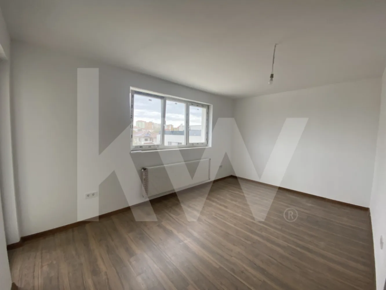 Apartament de vanzare 3 camere balcon terasa parcare Selimbar Sibiu - Apartament cu 3 Camere de Vanzare in Selimbar, Sibiu.
Daca iti doresti o locuinta luminoasa, spatioasa si gandita practic, acest apartament cu 3 camere din Selimbar poate fi exact ceea ce cauti. Parte dintr-un ansamblu rezidential nou, construit cu responsabilitate si atentie la detalii, locuinta imbina confortul modern cu siguranta unei investitii pe termen lung.
Cu o suprafata utila de 77 mp + balcon si terasa insuprafata de 9,13mp, suprafata utila totala de 86,13mp, apartamentul este decomandat si se afla la etajul 2 al unei cladiri elegante cu regim P+2E, finalizata in perioada 2024 – 2025.

Compartimentarea a fost gandita pentru a oferi echilibru intre spatiile de zi si cele de odihna:
2 dormitoare generoase si luminoase,
living primitor, perfect pentru timp petrecut in familie,
bucatarie separata, cu spatiu suficient pentru amenajare dupa propriul gust,
1 baie spatioasa,
balcon si terasa unde te poti bucura de aer curat,
dressing practic, integrat in planul locuintei.

Calitate si detalii care conteaza:
Incalzire prin centrala termica proprie si calorifere,
Izolatie exterioara eficienta, pentru confort termic ridicat,
Tamplarie PVC cu geam termopan,
Pardoseli din parchet si gresie de calitate,
Usi interioare Porta Doors, usa metalica de acces.
Finisaje si dotari:
Se preda la cheie, complet pregatit pentru amenajare.
Bucatarie nemobilata, instalatii termice si electrice finalizate, centrala in condensatie, pereti finisati cu lavabil si faianta in zonele umede – totul gandit pentru un start simplu si rapid.
Proiectul este dezvoltat cu materiale premium si solutii durabile – Holcim, Wienerberger – Porotherm, Bramac, Immergas, Salamander.
Include loc de parcare propriu, spatii verzi si alei pavate. Zona este linistita, dar cu acces rapid catre centre comerciale importante (Kaufland, Auchan, Promenada Mall), scoli si gradinite. Pentru ca este o locuinta completa – spatiu, lumina, finisaje si locatie excelenta. Un apartament care iti ofera libertatea de a te muta imediat sau de a-l transforma intr-o investitie profitabila.

Daca iti doresti o vizionare sau mai multe detalii, contacteaza-ne.
Apartamentele disponibile in acest ansamblu se vand rapid – iar acest tip de configuratie este printre cele mai cautate.