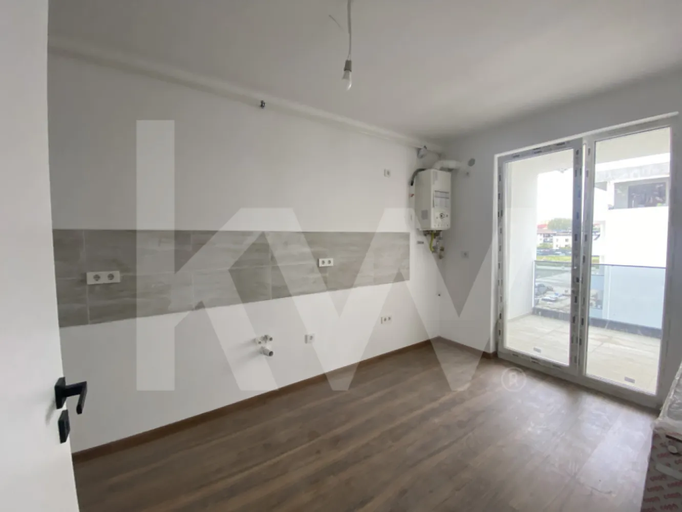 Apartament de vanzare 3 camere balcon terasa parcare Selimbar Sibiu - Apartament cu 3 Camere de Vanzare in Selimbar, Sibiu.
Daca iti doresti o locuinta luminoasa, spatioasa si gandita practic, acest apartament cu 3 camere din Selimbar poate fi exact ceea ce cauti. Parte dintr-un ansamblu rezidential nou, construit cu responsabilitate si atentie la detalii, locuinta imbina confortul modern cu siguranta unei investitii pe termen lung.
Cu o suprafata utila de 77 mp + balcon si terasa insuprafata de 9,13mp, suprafata utila totala de 86,13mp, apartamentul este decomandat si se afla la etajul 2 al unei cladiri elegante cu regim P+2E, finalizata in perioada 2024 – 2025.

Compartimentarea a fost gandita pentru a oferi echilibru intre spatiile de zi si cele de odihna:
2 dormitoare generoase si luminoase,
living primitor, perfect pentru timp petrecut in familie,
bucatarie separata, cu spatiu suficient pentru amenajare dupa propriul gust,
1 baie spatioasa,
balcon si terasa unde te poti bucura de aer curat,
dressing practic, integrat in planul locuintei.

Calitate si detalii care conteaza:
Incalzire prin centrala termica proprie si calorifere,
Izolatie exterioara eficienta, pentru confort termic ridicat,
Tamplarie PVC cu geam termopan,
Pardoseli din parchet si gresie de calitate,
Usi interioare Porta Doors, usa metalica de acces.
Finisaje si dotari:
Se preda la cheie, complet pregatit pentru amenajare.
Bucatarie nemobilata, instalatii termice si electrice finalizate, centrala in condensatie, pereti finisati cu lavabil si faianta in zonele umede – totul gandit pentru un start simplu si rapid.
Proiectul este dezvoltat cu materiale premium si solutii durabile – Holcim, Wienerberger – Porotherm, Bramac, Immergas, Salamander.
Include loc de parcare propriu, spatii verzi si alei pavate. Zona este linistita, dar cu acces rapid catre centre comerciale importante (Kaufland, Auchan, Promenada Mall), scoli si gradinite. Pentru ca este o locuinta completa – spatiu, lumina, finisaje si locatie excelenta. Un apartament care iti ofera libertatea de a te muta imediat sau de a-l transforma intr-o investitie profitabila.

Daca iti doresti o vizionare sau mai multe detalii, contacteaza-ne.
Apartamentele disponibile in acest ansamblu se vand rapid – iar acest tip de configuratie este printre cele mai cautate.