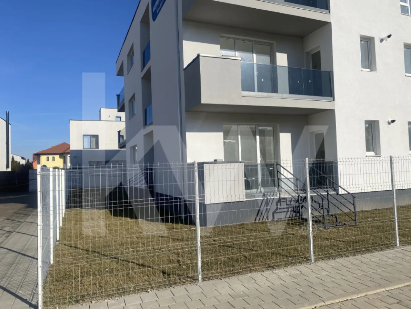 Apartament de vanzare 2 camere balcon si parcare Pictor Brana Selimbar - Va prezentam un apartament modern cu 2 camere, situat intr-un ansamblu rezidential nou din zona Selimbar, Sibiu. Proiectul se remarca prin calitatea constructiei, atentia acordata detaliilor si amplasarea excelenta, oferind confort si siguranta atat pentru locuit, cat si pentru investitie.

Apartamentul are o suprafata utila de 47,07 mp + balcon de 3,38mp, suprafata utila totala de 50,45mp, este decomandat si se afla la etajul 2 al unui imobil cu regim de inaltime P+2E, construit in perioada 2024 – 2025. Compartimentarea este eficienta si moderna, fiind gandita pentru a valorifica fiecare metru patrat:
1 dormitor spatios,
living cu bucatarie open space,
1 baie,
1 balcon ideal pentru momente de relaxare,
Caracteristici Tehnice:
Incalzire: centrala termica proprie cu calorifere,
Izolatie termica exterioara, bloc izolat complet,
Tamplarie PVC cu geam termopan,
Pardoseli: parchet si gresie,
Usi interioare: Porta Doors (premium),
Usa metalica la intrare,
Dotari si Finisaje,
Apartamentul se preda la cheie, oferind posibilitatea viitorului proprietar de a-si personaliza spatiul dupa propriul stil.
Bucatarie nemobilata si neutilata,
Pereti finisati cu vopsea lavabila si faianta in zonele umede,
Instalatii termice si sanitare complete, centrala in condensatie montata,
Instalatie electrica finalizata: prize, intrerupatoare, tablou electric complet.
Avantaje ale Ansamblului Rezidential:
Constructie realizata din materiale de calitate superioara, provenite de la producatori recunoscuti: Holcim, Wienerberger – Porotherm, Bramac, Immergas, Salamander.
Loc de parcare inclus in pret.
Spatii verzi amenajate si alei pavate.
Cladire finalizata la exterior, cu finisaje moderne si estetice.
Acces facil catre centre comerciale majore: Kaufland, Auchan, Carrefour, Promenada Mall, precum si catre scoli si gradinite.

Acest apartament reprezinta o oportunitate excelenta pentru cei care cauta o locuinta moderna, bine construita si pozitionata strategic in una dintre cele mai cautate zone din Sibiu. Combinatia dintre confort, calitate si accesibilitate face din acest imobil alegerea ideala pentru o viata linistita sau pentru o investitie sigura pe termen lung.

Pentru informatii suplimentare sau pentru programarea unei vizionari, va rugam sa ne contactati.
