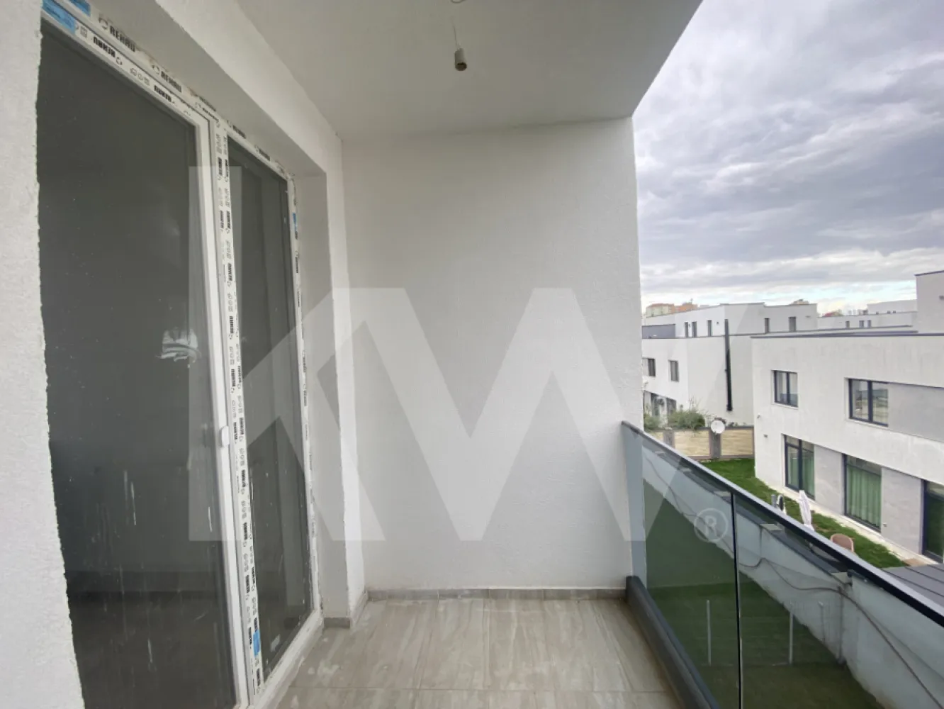 Apartament de vanzare 2 camere balcon si parcare Pictor Brana Selimbar - Va prezentam un apartament modern cu 2 camere, situat intr-un ansamblu rezidential nou din zona Selimbar, Sibiu. Proiectul se remarca prin calitatea constructiei, atentia acordata detaliilor si amplasarea excelenta, oferind confort si siguranta atat pentru locuit, cat si pentru investitie.

Apartamentul are o suprafata utila de 47,07 mp + balcon de 3,38mp, suprafata utila totala de 50,45mp, este decomandat si se afla la etajul 2 al unui imobil cu regim de inaltime P+2E, construit in perioada 2024 – 2025. Compartimentarea este eficienta si moderna, fiind gandita pentru a valorifica fiecare metru patrat:
1 dormitor spatios,
living cu bucatarie open space,
1 baie,
1 balcon ideal pentru momente de relaxare,
Caracteristici Tehnice:
Incalzire: centrala termica proprie cu calorifere,
Izolatie termica exterioara, bloc izolat complet,
Tamplarie PVC cu geam termopan,
Pardoseli: parchet si gresie,
Usi interioare: Porta Doors (premium),
Usa metalica la intrare,
Dotari si Finisaje,
Apartamentul se preda la cheie, oferind posibilitatea viitorului proprietar de a-si personaliza spatiul dupa propriul stil.
Bucatarie nemobilata si neutilata,
Pereti finisati cu vopsea lavabila si faianta in zonele umede,
Instalatii termice si sanitare complete, centrala in condensatie montata,
Instalatie electrica finalizata: prize, intrerupatoare, tablou electric complet.
Avantaje ale Ansamblului Rezidential:
Constructie realizata din materiale de calitate superioara, provenite de la producatori recunoscuti: Holcim, Wienerberger – Porotherm, Bramac, Immergas, Salamander.
Loc de parcare inclus in pret.
Spatii verzi amenajate si alei pavate.
Cladire finalizata la exterior, cu finisaje moderne si estetice.
Acces facil catre centre comerciale majore: Kaufland, Auchan, Carrefour, Promenada Mall, precum si catre scoli si gradinite.

Acest apartament reprezinta o oportunitate excelenta pentru cei care cauta o locuinta moderna, bine construita si pozitionata strategic in una dintre cele mai cautate zone din Sibiu. Combinatia dintre confort, calitate si accesibilitate face din acest imobil alegerea ideala pentru o viata linistita sau pentru o investitie sigura pe termen lung.

Pentru informatii suplimentare sau pentru programarea unei vizionari, va rugam sa ne contactati.
