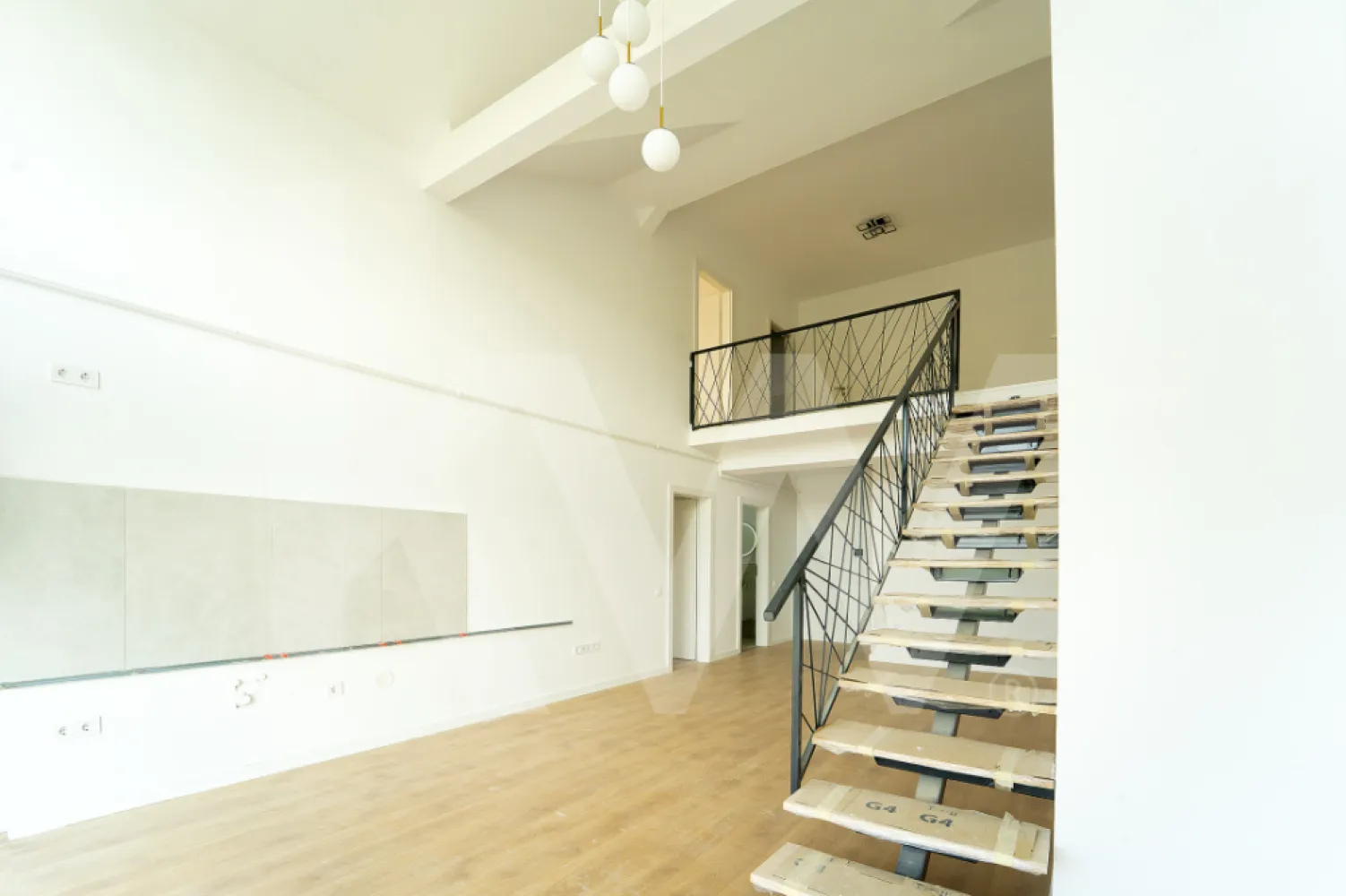 Apartament 3 camere - finisat la cheie, intabulat - Imobilul este intabulat, se preda la alb, are o suprafata utila de 101,90 mp si beneficiaza de o logie cu suprafata de 7,42 mp.

Descriere penthouse:

- etaj 2/2

- living cu inaltime de 5.6 m

- incalzire in pardoseala

- jaluzele electrice

- 2 bai

- loc de parcare

- multa lumina naturala si vedere catre munti

- logie cu sticla securizata si sistem de captare al apelor

- orientare sudica

- predare la stadiul de finisat la cheie

- izolatie cu vata bazaltica

- granit pe casa scarii

- penthouse confort lux.

Avantaje 

- ocupare teritoriala eficienta, 45% spatii verzi

- larice siberian si piatra naturala aplicate pe exteriorul vilelor

- locuri de joaca amenajate de dezvoltator in cadrul ansamblului.

- acces facil, lipsit de ambuteiaje rutiere

- 4 cai de acces

- cartier rezidential nou.

Acest imobil poate fi achizitionat atat din surse proprii, cat si cu ajutorul unui credit bancar.

Programeaza o vizionare oricand!
