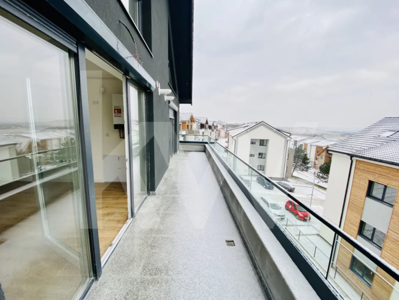 Apartament - Zona Industrială Vest - Încălzire în pardoseală - Îți dorești să locuiești într-un apartament care face parte dintr-un ansamblu rezidențial exclusivist? 
Dacă răspunsul este da, îți prezentăm un apartament cu suprafața utilă de 37,54 mp și o terasă de 7,8 mp , situat într-o zonă foarte liniștită, Zona Industrială Vest din Sibiu. Ansamblul din care face parte apartamentul beneficiază de spații verzi și o priveliște superbă către munți. 
Apartamentul se predă la stadiul de cheie și 1 loc de parcare inclus în prețul apartamentului. 
Modalități de plată acceptate: cash, credit ipotecar, rate la dezvoltator, în așa fel încât să fie adaptate nevoilor clientului.
Vă așteptăm la vizionare!