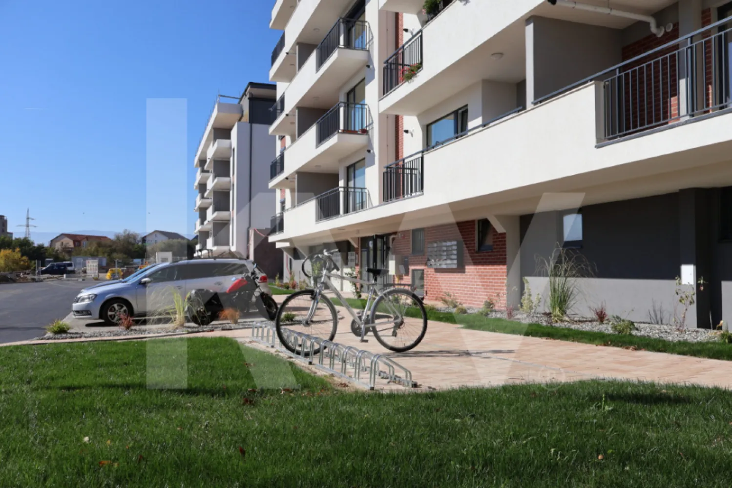 Penthouse 4 camere - priveliste fabuloasa - Ansamblu Premium - Sibiu - Ai trecut la nivelul următor și ești dornic/ă să faci o schimbare importantă în viața ta?

Un penthouse situat într-un ansamblu rezidențial demn de secolul XXI ar fi o variantă excelentă!

Situată ​​în Zona Turnișor din Sibiu, viitoarea ta casă vine la pachet cu următoarele beneficii:
- loc pentru sport în aer liber, loc de joacă pentru copii; loc pentru grătar în apropierea pârâului;
- siguranță: bariere de intrare pentru a limita accesul doar la viitorii proprietari în cadrul ansamblului;
- 2 căi de acces: una pe partea de Vest cu ajungere rapidă în zona Industială, Aeroport și autostradă și încă una pe Str. Ogorului către centrul orașului Sibiu;
- stand de biciclete;
- parcare subterană;
- lift
- posibilitate încărcare mașini electrice (în parcarea subterană);

Apartamentul despre care îți vorbesc are o suprafață utilă de 85,4 mp, cu o terasă de 108 mp, se predă la alb cu:
- prize și întrerupătoare
- centrală termică Viessmann
- cronotermostat în fiecare cameră
- rulouri electrice la dormitoare
- incălzire în pardoseală
Apartamentul se vinde în stadiul de “alb avansat”.
Randările sunt doar niște exemple și pot fi diferite față de realitate. Nu răspundem pentru diferențele apărute.
Locurile de parcare sunt contra-cost și pot fi în parcarea supraterană (€ 5.000/loc de parcare) sau la subsol (€ 10.000/loc de parcare).


Compartimentare apartament:
Bucătărie + Living - 35,6 m²
Dormitor - 13,1 m²
Dormitor 2 - 10,3 m²
Baie - 4,0 m²
Baie 2 (WC) - 3,5 m²
Hol - 5,5 + 4,3 m²
Suprafață terasă - 108 m²

Preț: 279650 € (include tva 19% )
Modalități de plată: cash și credit ipotecar cu avans minim de 15%.

De asemenea ai la dispoziţie o Asociaţie de Proprietari bine gestionată care se ocupă de întreţinerea clădirilor şi a spaţiilor verzi, pentru un aspect curat, modern, adecvat.

Informații certificat energetic conform proiect:
a) clasă energetică B;
b) consumul total specific de energie primară: 126 kWh/m2an;
c) indicele de emisii echivalent CO_2: 26 kgCO2/m2an;
d) consum total specific de energie din surse regenerabile: 0 kWh/m2an.

Ce spui, ne vedem să-ți prezint în detaliu acest ansamblu?
Dacă da, contactează-mă la numărul afișat!