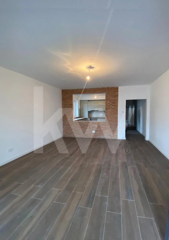 Apartament - Zona Industrială Vest - Încălzire în pardoseală - Îți dorești să locuiești într-un apartament care face parte dintr-un ansamblu rezidențial exclusivist? 
Dacă răspunsul este da, îți prezentăm un apartament de 2 camere, decomandat, cu suprafața utilă de 52,16 mp și o terasă de 11,42 mp , situat într-o zonă foarte liniștită, Zona Industrială Vest din Sibiu. Ansamblul din care face parte apartamentul beneficiază de spații verzi și o priveliște superbă către munți. 
Apartamentul se predă la stadiul de cheie și 1 loc de parcare inclus în prețul apartamentului. 
Modalități de plată acceptate: cash, credit ipotecar, rate la dezvoltator, în așa fel încât să fie adaptate nevoilor clientului.
Vă așteptăm la vizionare!