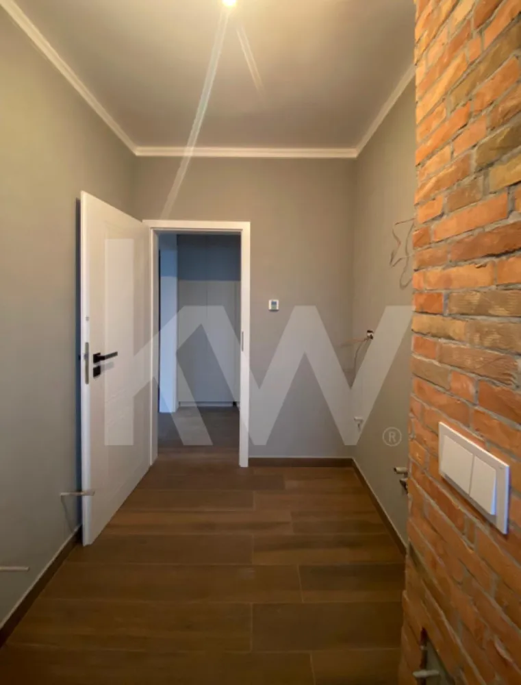 Apartament - Zona Industrială Vest - Încălzire în pardoseală - Îți dorești să locuiești într-un apartament care face parte dintr-un ansamblu rezidențial exclusivist? 
Dacă răspunsul este da, îți prezentăm un apartament de 2 camere, decomandat, cu suprafața utilă de 52,16 mp și o terasă de 11,42 mp , situat într-o zonă foarte liniștită, Zona Industrială Vest din Sibiu. Ansamblul din care face parte apartamentul beneficiază de spații verzi și o priveliște superbă către munți. 
Apartamentul se predă la stadiul de cheie și 1 loc de parcare inclus în prețul apartamentului. 
Modalități de plată acceptate: cash, credit ipotecar, rate la dezvoltator, în așa fel încât să fie adaptate nevoilor clientului.
Vă așteptăm la vizionare!