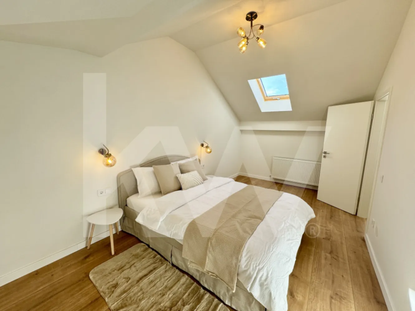Apartament tip Penthouse- cartier luxos - Îți dorești să locuiești într-un apartament care face parte dintr-un ansamblu rezidențial exclusivist? 
Dacă răspunsul este da, îți prezentăm un apartament, decomandat, cu suprafața utilă de 100,39 mp și o terasă de 12,84 mp , situat într-o zonă foarte liniștită, Zona Industrială Vest din Sibiu. Ansamblul din care face parte apartamentul beneficiază de spații verzi și o priveliște superbă către munți. 
Apartamentul se predă la cheie și 1 loc de parcare inclus în prețul apartamentului. 
Pozele sunt dintr-unul deja vândut.
Modalități de plată acceptate: cash, credit ipotecar, rate la dezvoltator, în așa fel încât să fie adaptate nevoilor clientului.
Vă așteptăm la vizionare!