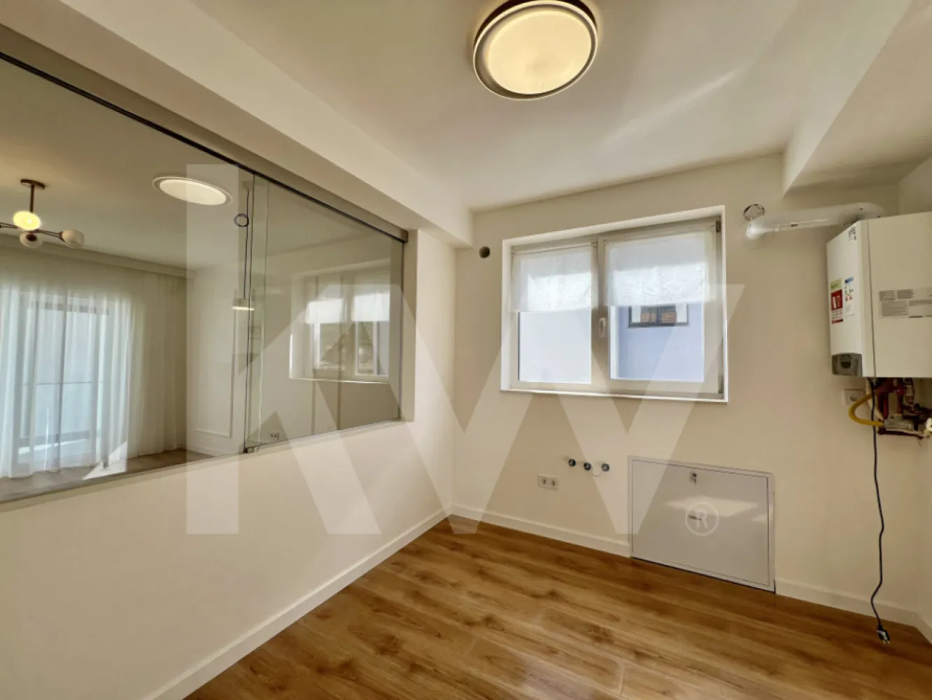Apartament 2 camere - Dezvoltator imobiliar, va propune spre vanzare un apartament de vanzare cu 2 camere, decomandat, in zona de Vest a orasului Sibiu.

Imobilul este intabulat, are o suprafata utila de 53.55 mp si beneficiaza de o logie cu suprafata de 7,29 mp.

Descriere apartament de vanzare:

- parter inalt
- incalzire in pardoseala
- geam de aerisire la baie
- loc de parcare
- vedere catre munti
- logie cu sticla securizata, orientare sudica
- predare la stadiul de finisat la cheie
- izolatie cu vata bazaltica
- granit pe casa scarii
- frigider, masina de spalat vase, cuptor si plita electrica incorporate
- masina de spalat rufe
- televizor.

Avantaje ansamblu:

- apartamente noi
- ocupare teritoriala eficienta, 45% spatii verzi
- larice siberian si piatra naturala aplicate pe exteriorul vilelor
- locuri de joaca amenajate de dezvoltator in cadrul ansamblului.
- acces facil, lipsit de ambuteiaje rutiere
- 4 cai de acces.

Locuinta poate fi achizitionata si cu ajutorul unui credit bancar.

Vino in ansamblul nostru, programeaza acum o vizionare si vezi cele mai noi apartamente pe piata de imobiliare Sibiu.

Comision 0 la achizitionare.
Pentru detalii și vizionări nu ezita să ne contactezi.

