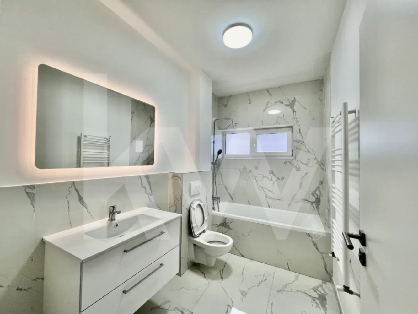 Apartament 2 camere - Dezvoltator imobiliar, va propune spre vanzare un apartament de vanzare cu 2 camere, decomandat, in zona de Vest a orasului Sibiu.

Imobilul este intabulat, are o suprafata utila de 53.55 mp si beneficiaza de o logie cu suprafata de 7,29 mp.

Descriere apartament de vanzare:

- parter inalt
- incalzire in pardoseala
- geam de aerisire la baie
- loc de parcare
- vedere catre munti
- logie cu sticla securizata, orientare sudica
- predare la stadiul de finisat la cheie
- izolatie cu vata bazaltica
- granit pe casa scarii
- frigider, masina de spalat vase, cuptor si plita electrica incorporate
- masina de spalat rufe
- televizor.

Avantaje ansamblu:

- apartamente noi
- ocupare teritoriala eficienta, 45% spatii verzi
- larice siberian si piatra naturala aplicate pe exteriorul vilelor
- locuri de joaca amenajate de dezvoltator in cadrul ansamblului.
- acces facil, lipsit de ambuteiaje rutiere
- 4 cai de acces.

Locuinta poate fi achizitionata si cu ajutorul unui credit bancar.

Vino in ansamblul nostru, programeaza acum o vizionare si vezi cele mai noi apartamente pe piata de imobiliare Sibiu.

Comision 0 la achizitionare.
Pentru detalii și vizionări nu ezita să ne contactezi.

