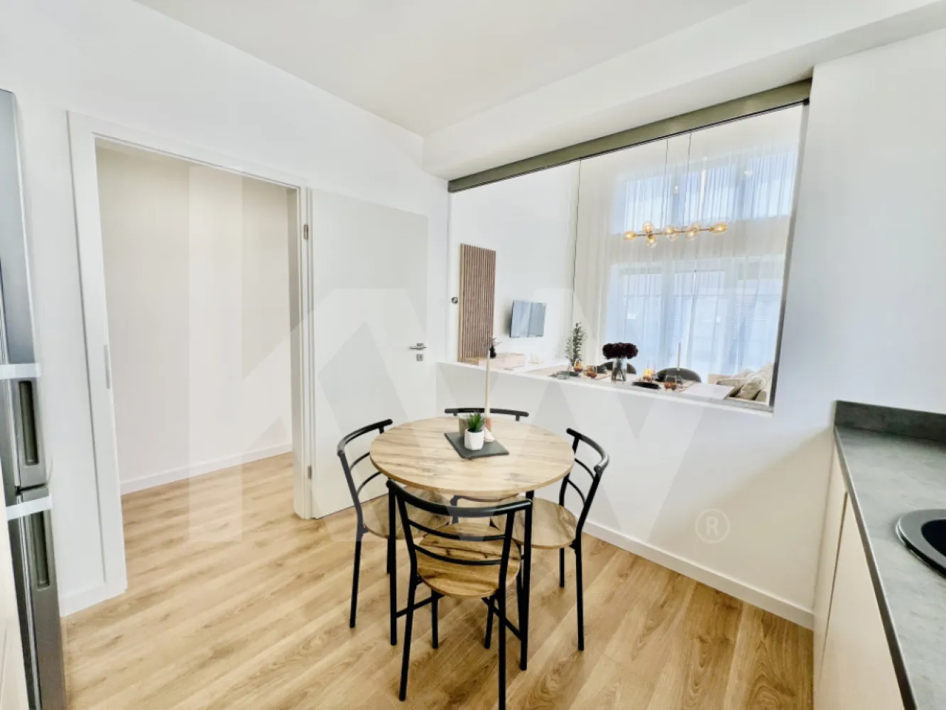 Penthouse 4 camere - mobilat si utilat, intabulat - Penthouse de vanzare in Sibiu cu 4 camere, situat in cartierul rezidential DaVinci Homes, in zona de Vest a orasului.

Imobilul este intabulat, mobilat si utilat si are o suprafata utila de 105.5 mp si beneficiaza de o logie cu suprafata de 7,29 mp.

Descriere imobil:

- etaj 2/2
- penthouse confort lux
- living cu inaltime de 5.6 m
- incalzire in pardoseala
- jaluzele electrice
- 2 bai, dintre care una beneficiaza de geam de aerisire la baie
- loc de parcare
- multa lumina naturala si vedere catre munti
- logie cu sticla securizata, si sistem de captare al apelor
- orientare sudica
- predare la stadiul mobilat utilat
- izolatie cu vata bazaltica
- granit pe casa scarii.

Avantaje ansamblu:

- cartier rezidential nou
- ocupare teritoriala eficienta, 45% spatii verzi
- larice siberian si piatra naturala aplicate pe exteriorul vilelor
- locuri de joaca amenajate de dezvoltator in cadrul ansamblului.
- acces facil, lipsit de ambuteiaje rutiere
- 4 cai de acces.

Locuinta poate fi achizitionata si cu ajutorul unui credit bancar, comision 0, iar prețul rămâne la fel indiferent de metoda de plata.

Vino in ansamblul nostru, programează acum o vizionare.

