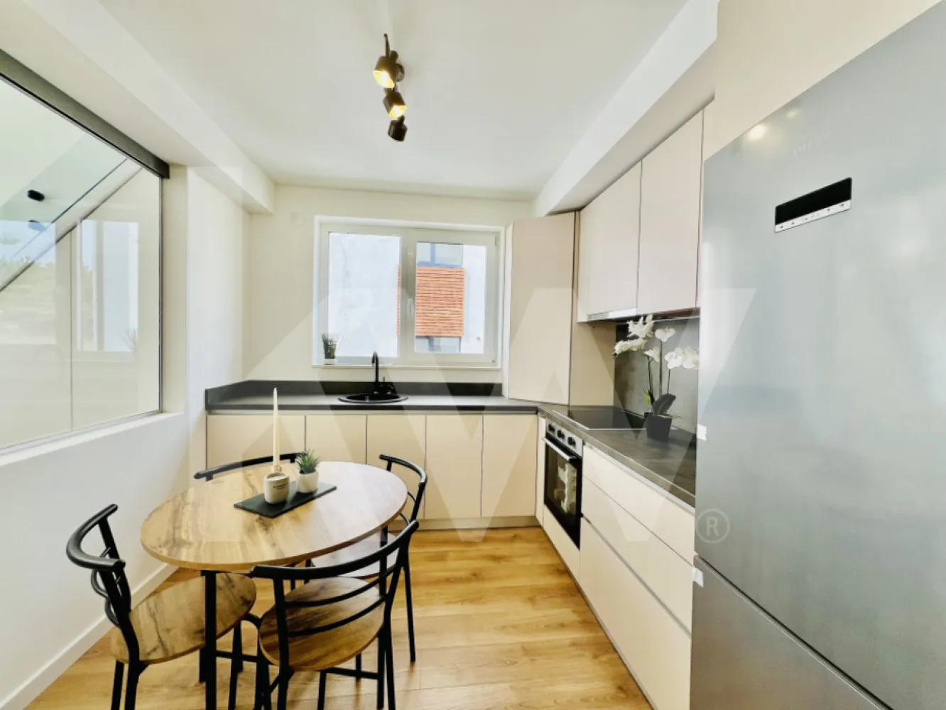 Penthouse 4 camere - mobilat si utilat, intabulat - Penthouse de vanzare in Sibiu cu 4 camere, situat in cartierul rezidential DaVinci Homes, in zona de Vest a orasului.

Imobilul este intabulat, mobilat si utilat si are o suprafata utila de 105.5 mp si beneficiaza de o logie cu suprafata de 7,29 mp.

Descriere imobil:

- etaj 2/2
- penthouse confort lux
- living cu inaltime de 5.6 m
- incalzire in pardoseala
- jaluzele electrice
- 2 bai, dintre care una beneficiaza de geam de aerisire la baie
- loc de parcare
- multa lumina naturala si vedere catre munti
- logie cu sticla securizata, si sistem de captare al apelor
- orientare sudica
- predare la stadiul mobilat utilat
- izolatie cu vata bazaltica
- granit pe casa scarii.

Avantaje ansamblu:

- cartier rezidential nou
- ocupare teritoriala eficienta, 45% spatii verzi
- larice siberian si piatra naturala aplicate pe exteriorul vilelor
- locuri de joaca amenajate de dezvoltator in cadrul ansamblului.
- acces facil, lipsit de ambuteiaje rutiere
- 4 cai de acces.

Locuinta poate fi achizitionata si cu ajutorul unui credit bancar, comision 0, iar prețul rămâne la fel indiferent de metoda de plata.

Vino in ansamblul nostru, programează acum o vizionare.

