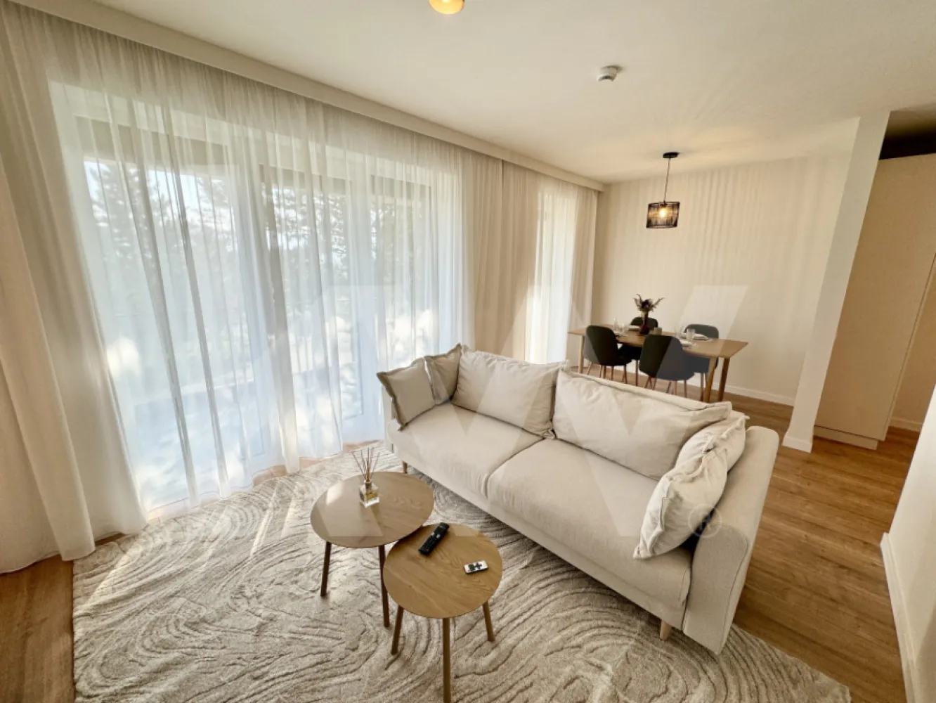Apartament 2 camere - cartier luxos - Îți dorești să locuiești într-un apartament care face parte dintr-un ansamblu rezidențial exclusivist?
Dacă răspunsul este da, îți prezentăm un apartament cu suprafața utilă de 52.10 mp și o terasă de 9.97 mp , situat într-o zonă foarte liniștită, Zona Industrială Vest din Sibiu. Ansamblul din care face parte apartamentul beneficiază de spații verzi și o priveliște superbă către munți.
Apartamentul la cheie și 1 loc de parcare inclus în prețul apartamentului, insa exista si posibilitatea de mobilat si utilat exact ca in poze, cu un cost suplimentar.
Modalități de plată acceptate: cash, credit ipotecar, rate la dezvoltator, în așa fel încât să fie adaptate nevoilor clientului.
Vă așteptăm la vizionare!