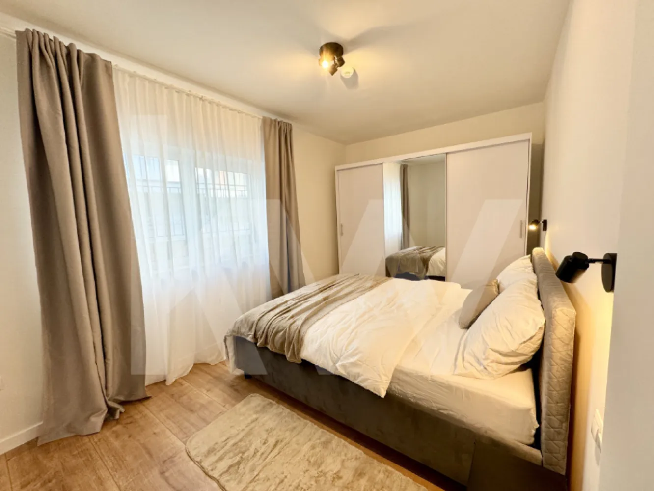 Apartament 2 camere - cartier luxos - Îți dorești să locuiești într-un apartament care face parte dintr-un ansamblu rezidențial exclusivist?
Dacă răspunsul este da, îți prezentăm un apartament cu suprafața utilă de 52.10 mp și o terasă de 9.97 mp , situat într-o zonă foarte liniștită, Zona Industrială Vest din Sibiu. Ansamblul din care face parte apartamentul beneficiază de spații verzi și o priveliște superbă către munți.
Apartamentul la cheie și 1 loc de parcare inclus în prețul apartamentului, insa exista si posibilitatea de mobilat si utilat exact ca in poze, cu un cost suplimentar.
Modalități de plată acceptate: cash, credit ipotecar, rate la dezvoltator, în așa fel încât să fie adaptate nevoilor clientului.
Vă așteptăm la vizionare!